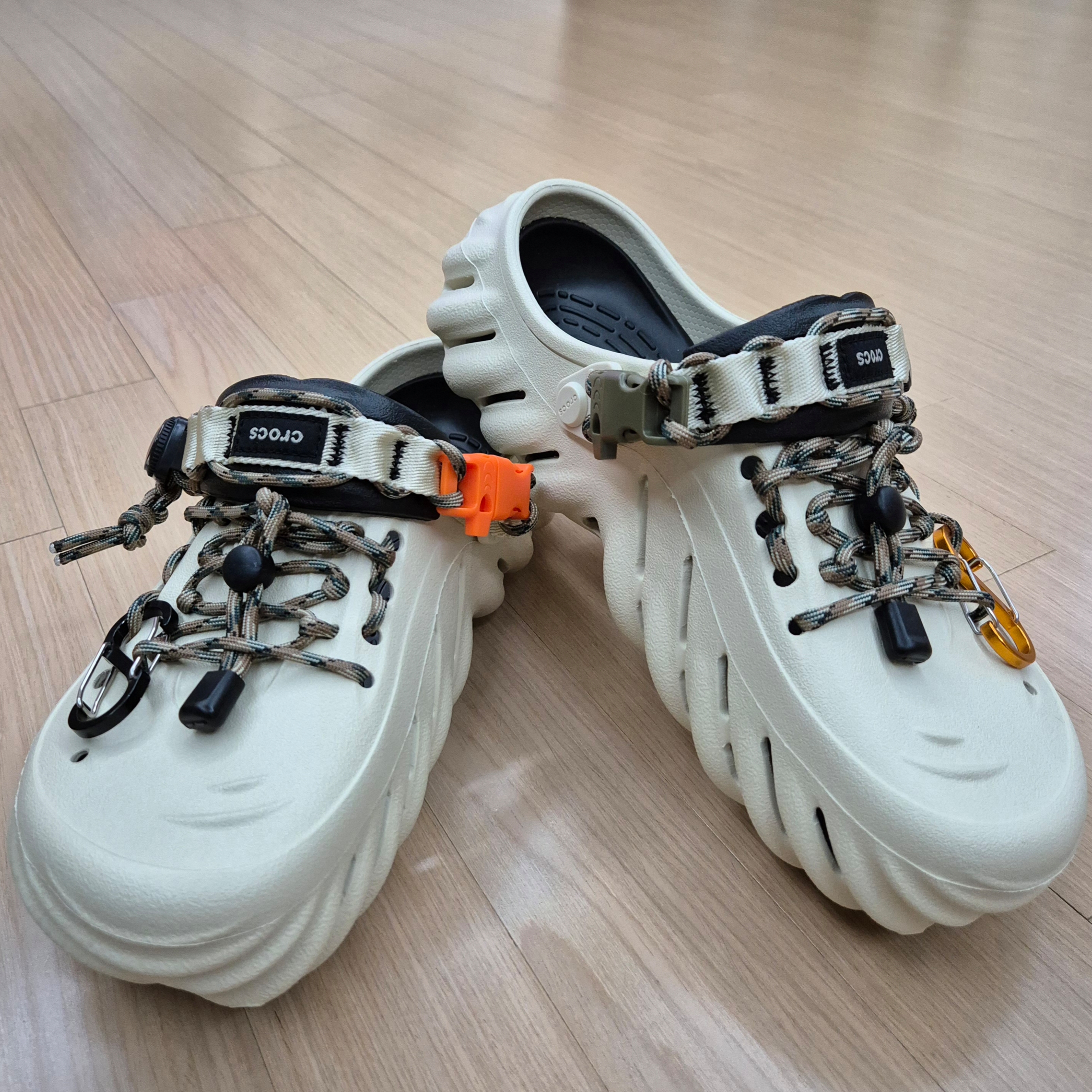 Crocs Echo Clog Bone Black 착용 스타일 - 1