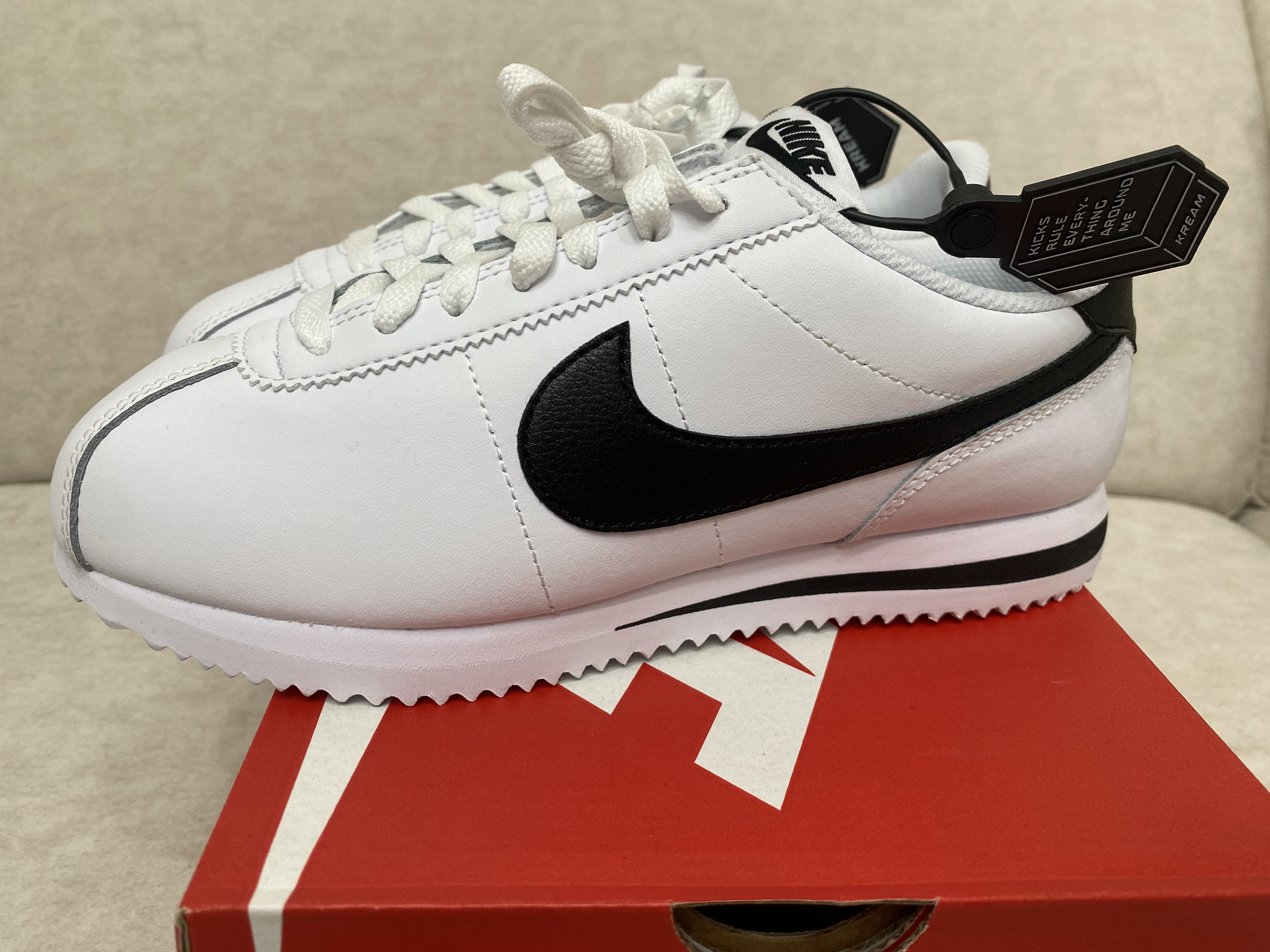 (W) Nike Cortez Leather White Black 착용 스타일