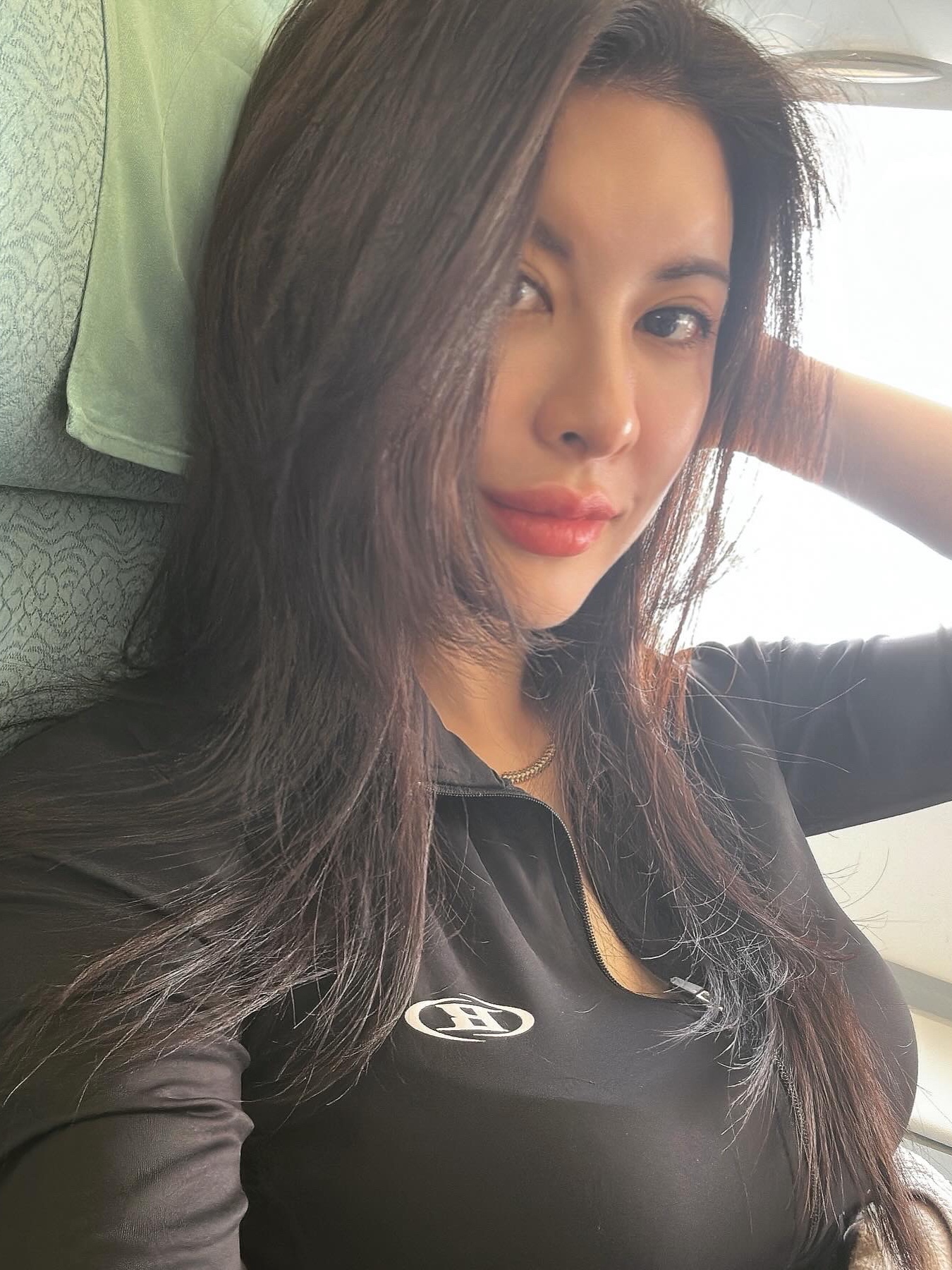 BORN TO WIN Full Zip-Up Crop Jacket Black 착용 스타일 - 2