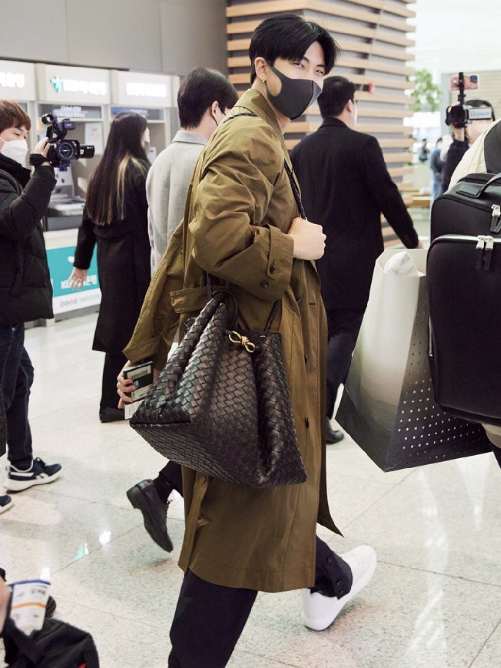 Bottega Veneta Large Andiamo Fondant 착용 스타일
