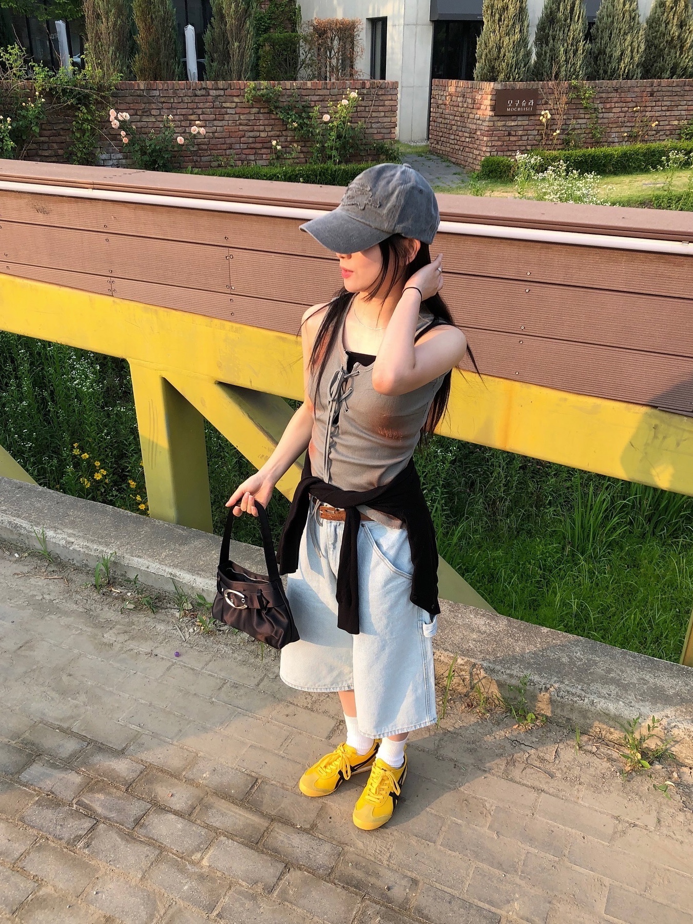 Suade Carpenter Denim Shorts Light Blue, Suade Carpenter Denim Shorts Black 착용 스타일