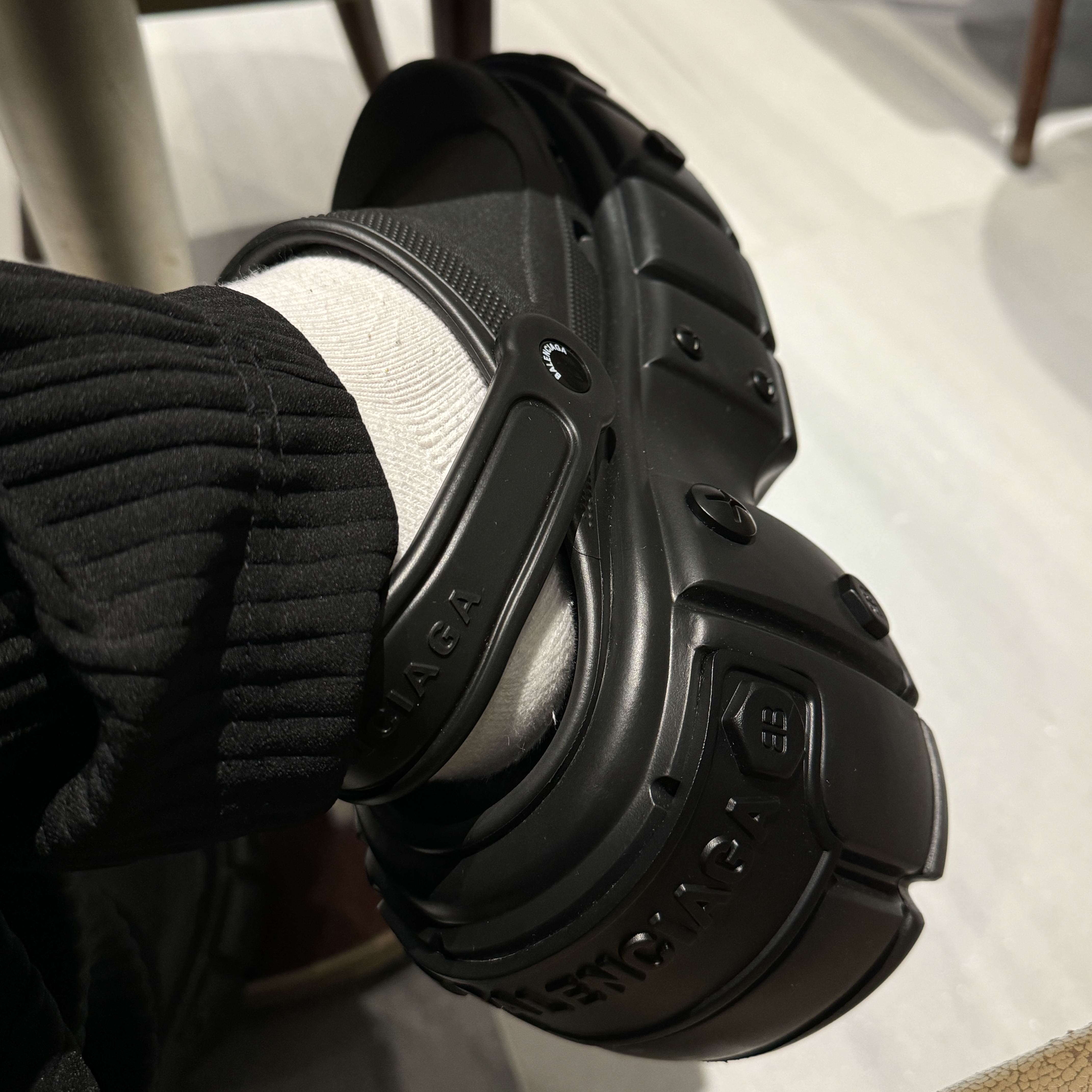 Balenciaga Hardcrocs Mule Black 착용 스타일 - 1