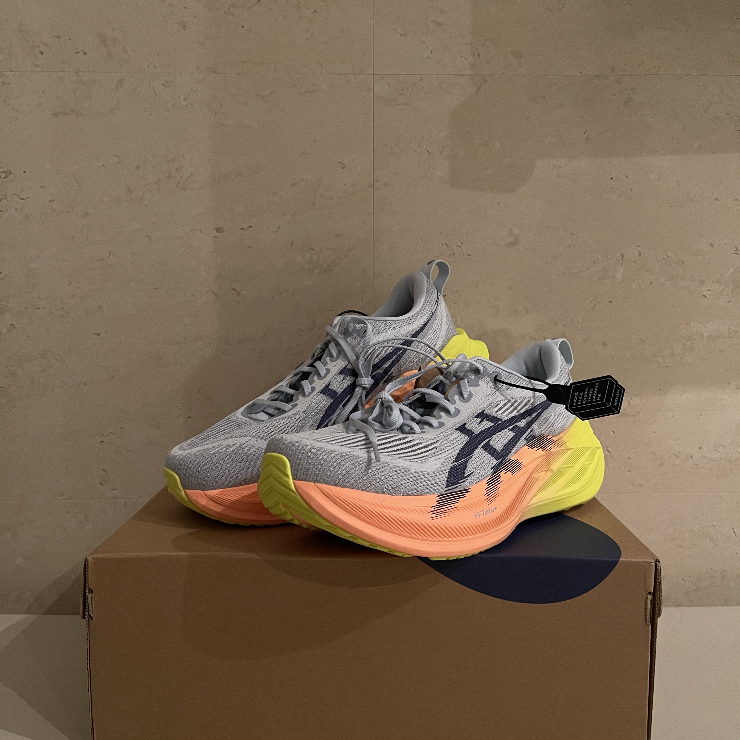 Asics Superblast 2 Paris Cool Grey Safety Yellow 착용 스타일