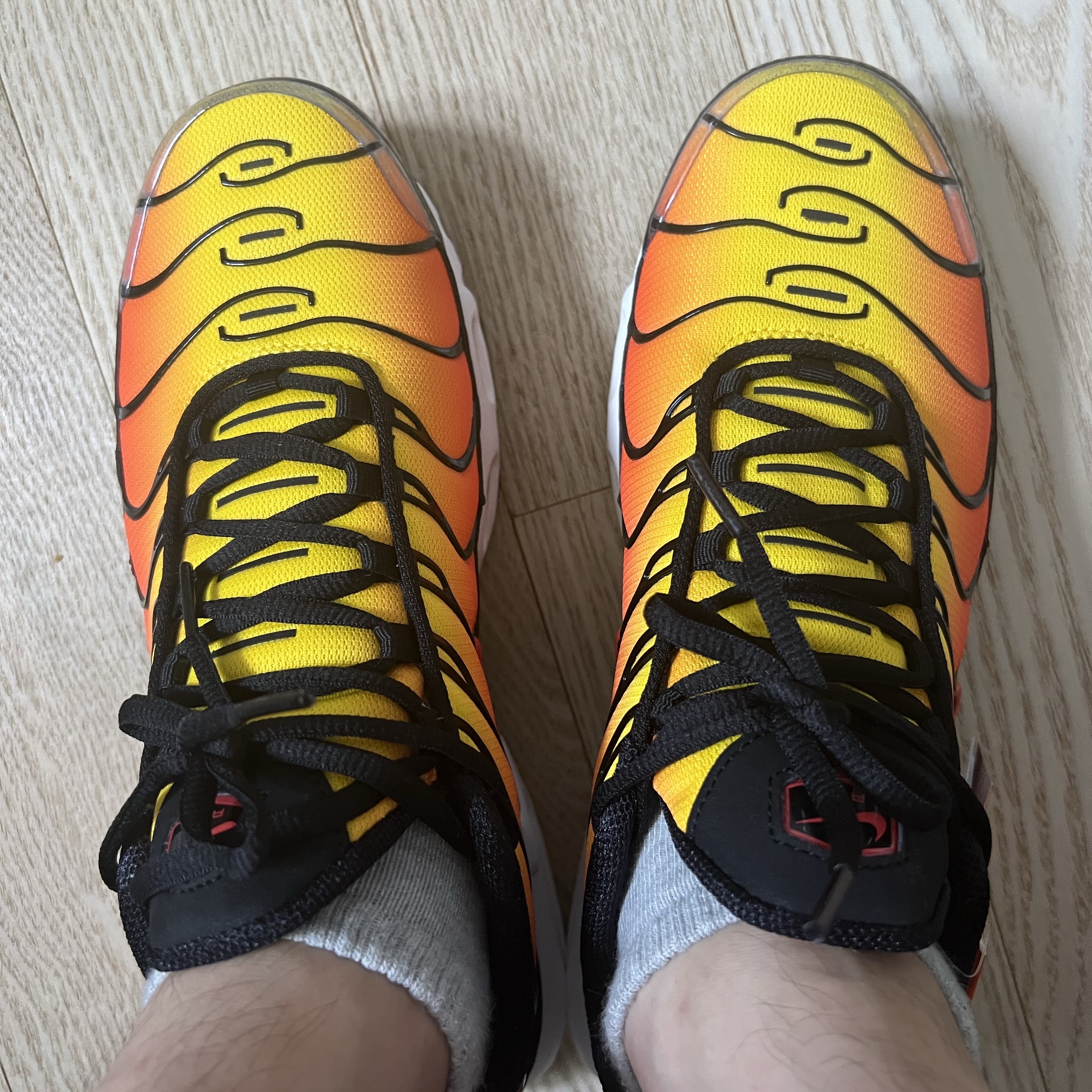 Nike Air Max Plus Bright Ceramic and Tour Yellow 착용 스타일 - 2