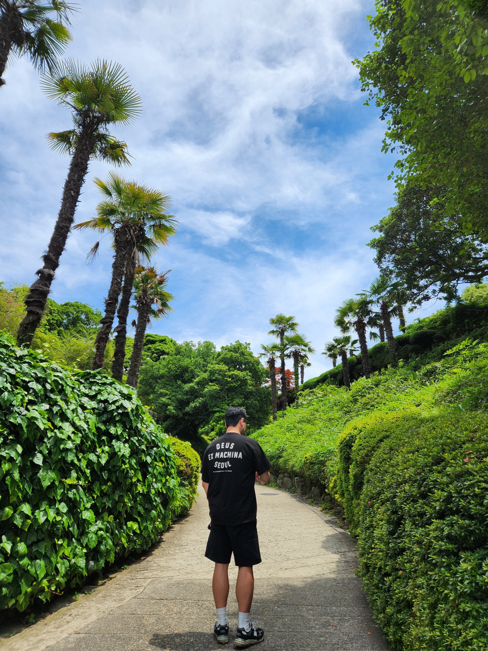 Deus Ex Machina Seoul College T-Shirt Black, New Balance 992 Made in USA Black Grey 착용 스타일 - 1