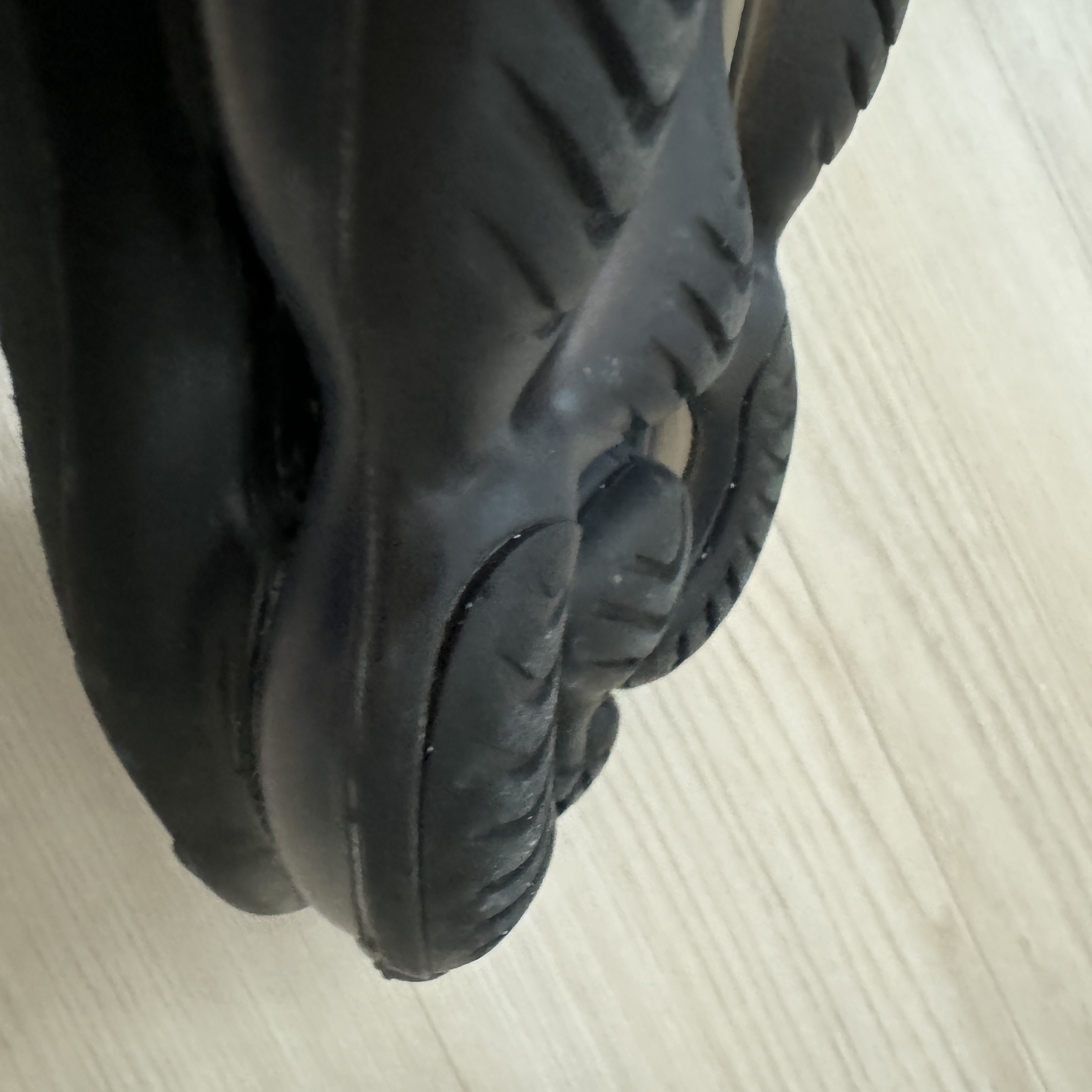 Nike Air Max Scorpion Flyknit Dark Smoke Grey, Nike Air Max Scorpion Flyknit Pewter Dark Smoke Grey 착용 스타일 - 3
