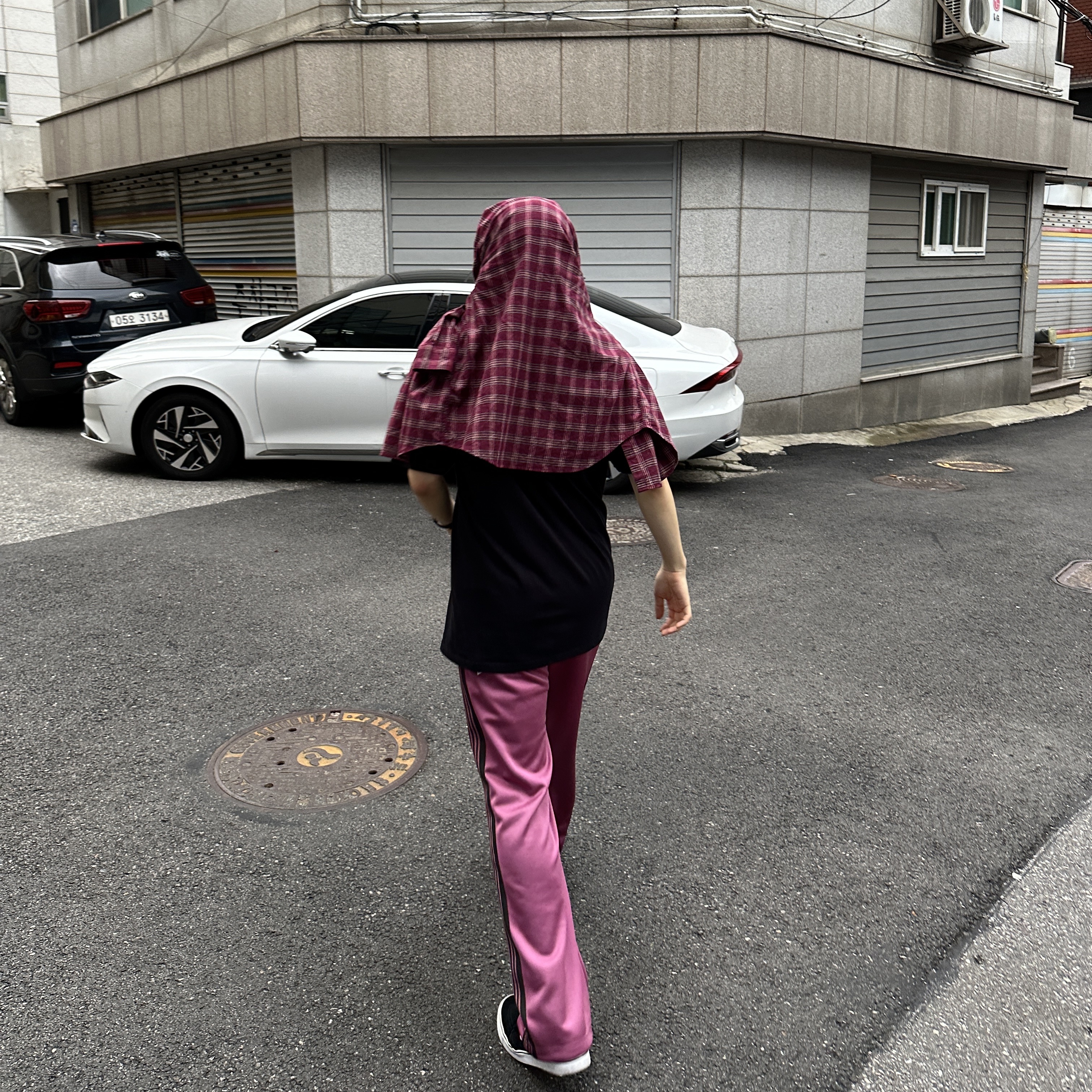 Needles Boot-Cut Track Pants Poly Smooth Smoke Pink, Needles Narrow Track Pants Poly Smooth Smoke Pink 착용 스타일 - 4