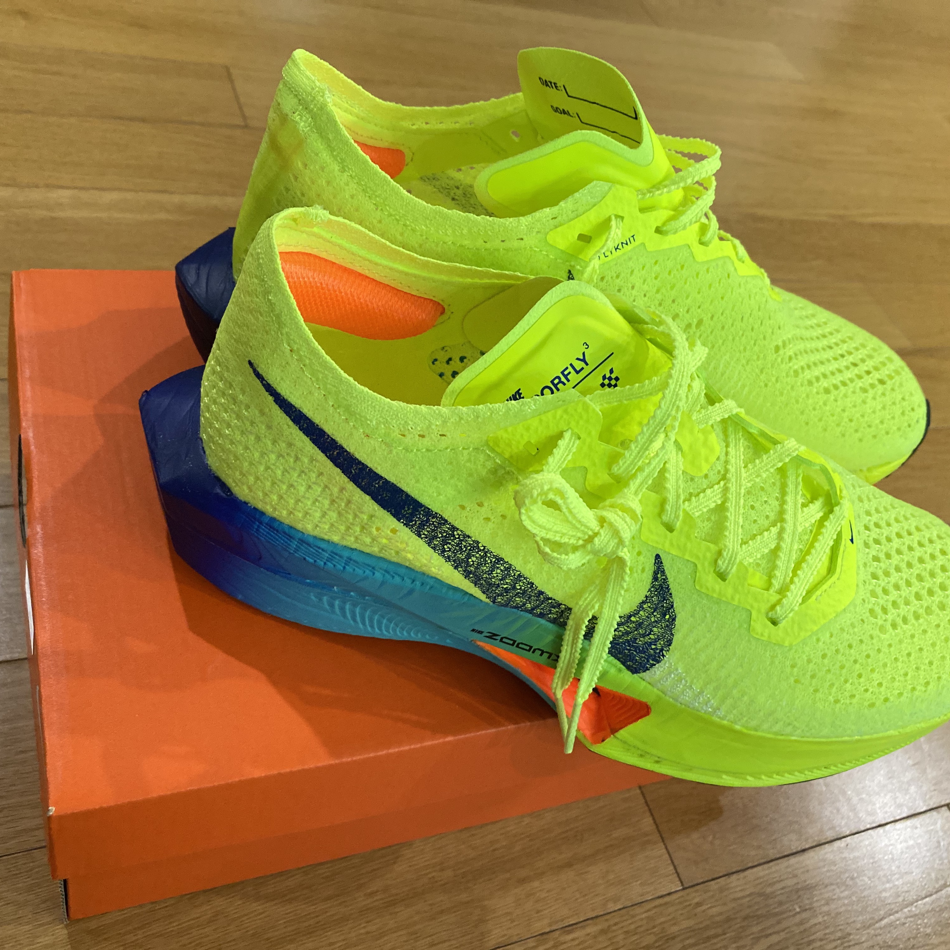 Nike ZoomX Vaporfly Next% 3 Volt Scream Green, Nike x Patta T-Shirt Black - Asia 착용 스타일 - 2