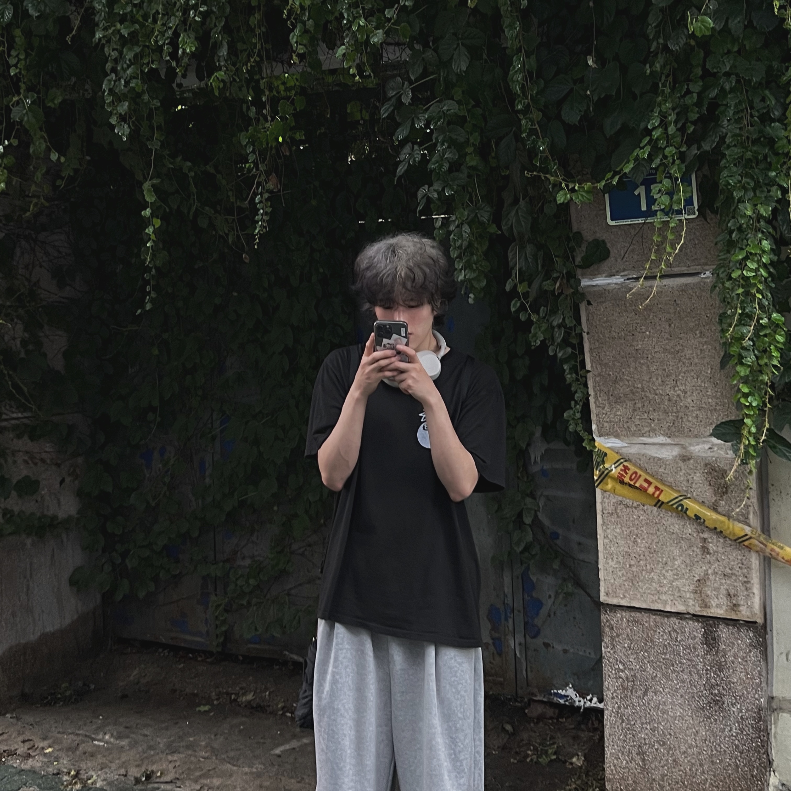 Stussy 8 Ball Pigment Dyed T-Shirt Black, Sony WH-1000XM5 Silver (Korean Ver.) 착용 스타일 - 2