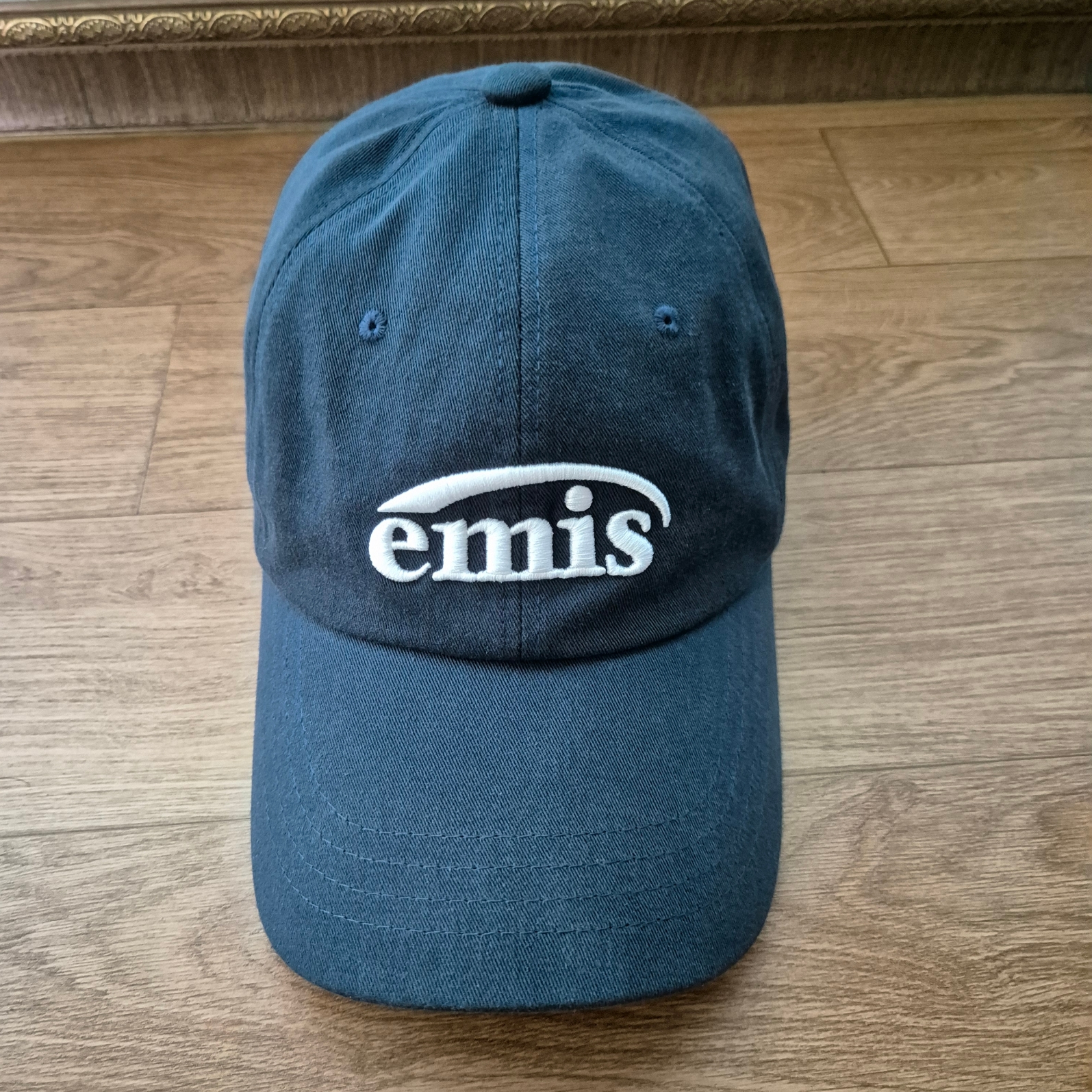 Emis New Logo Emis Cap Navy 착용 스타일
