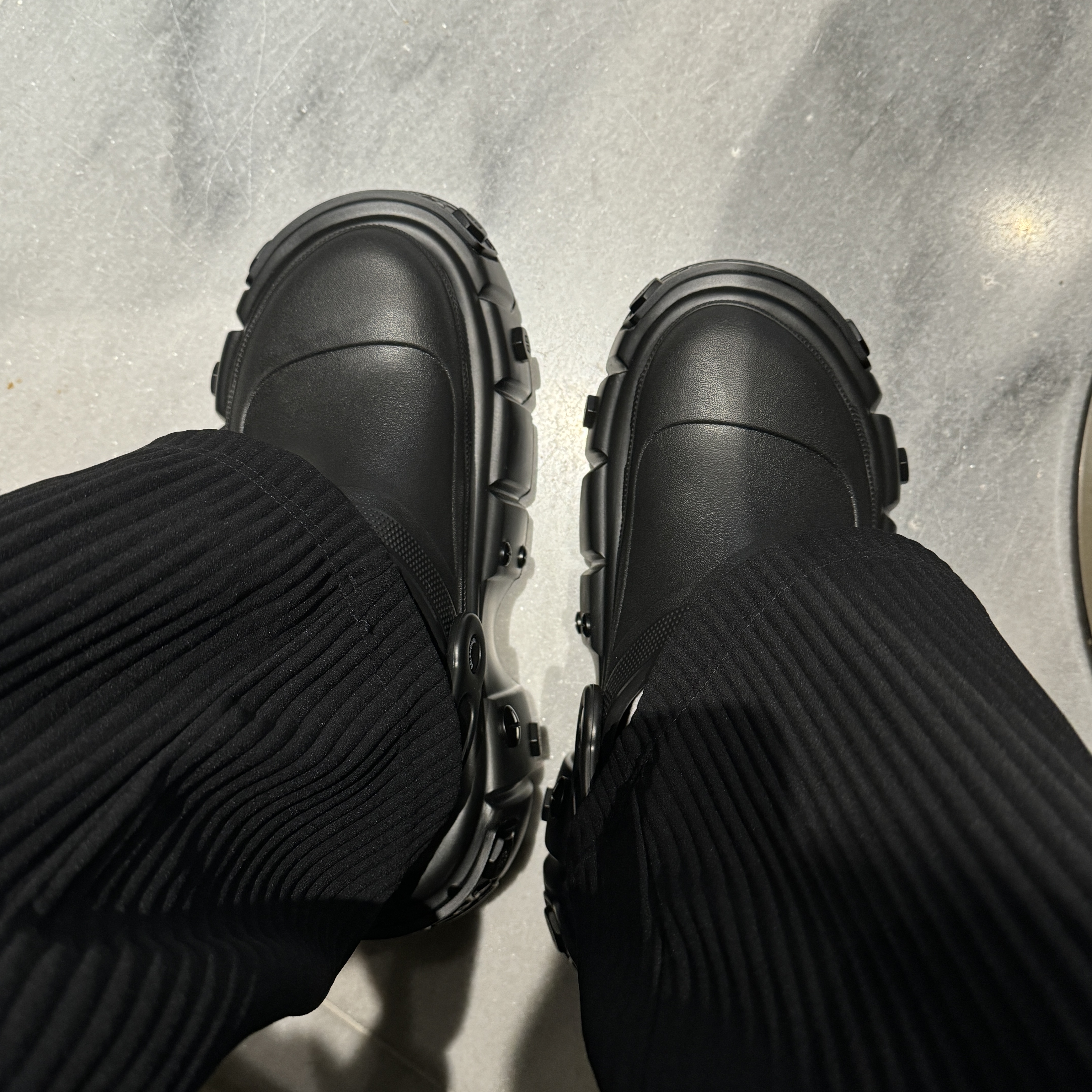 Balenciaga Hardcrocs Mule Black 착용 스타일 - 2