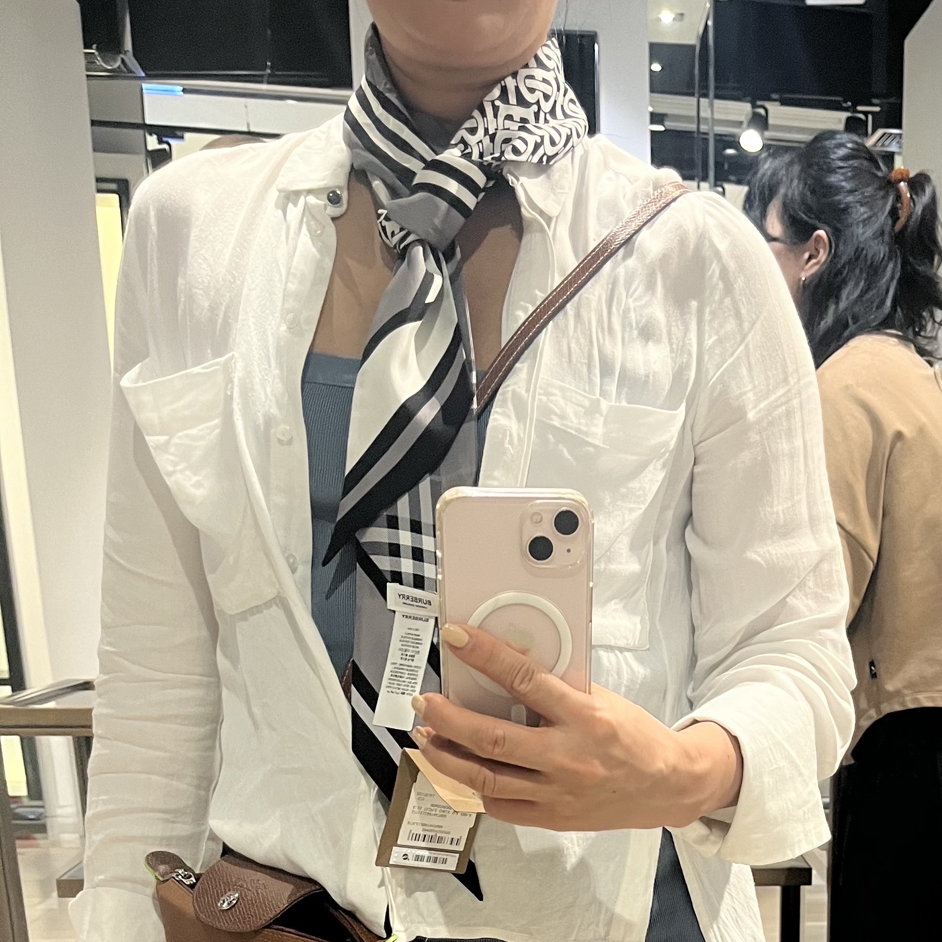 (W) Burberry Montage Print Silk Skinny Scarf Monochrome 착용 스타일
