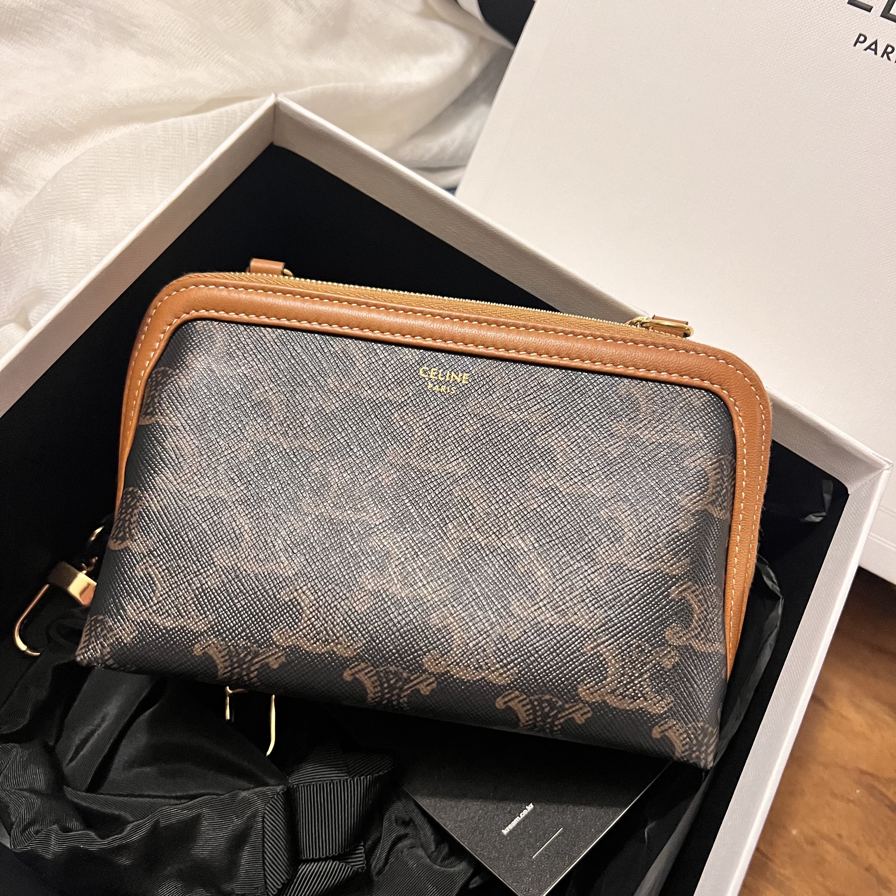 Celine Clutch with Chain in Triomphe Canvas and Lambskin Tan 착용 스타일