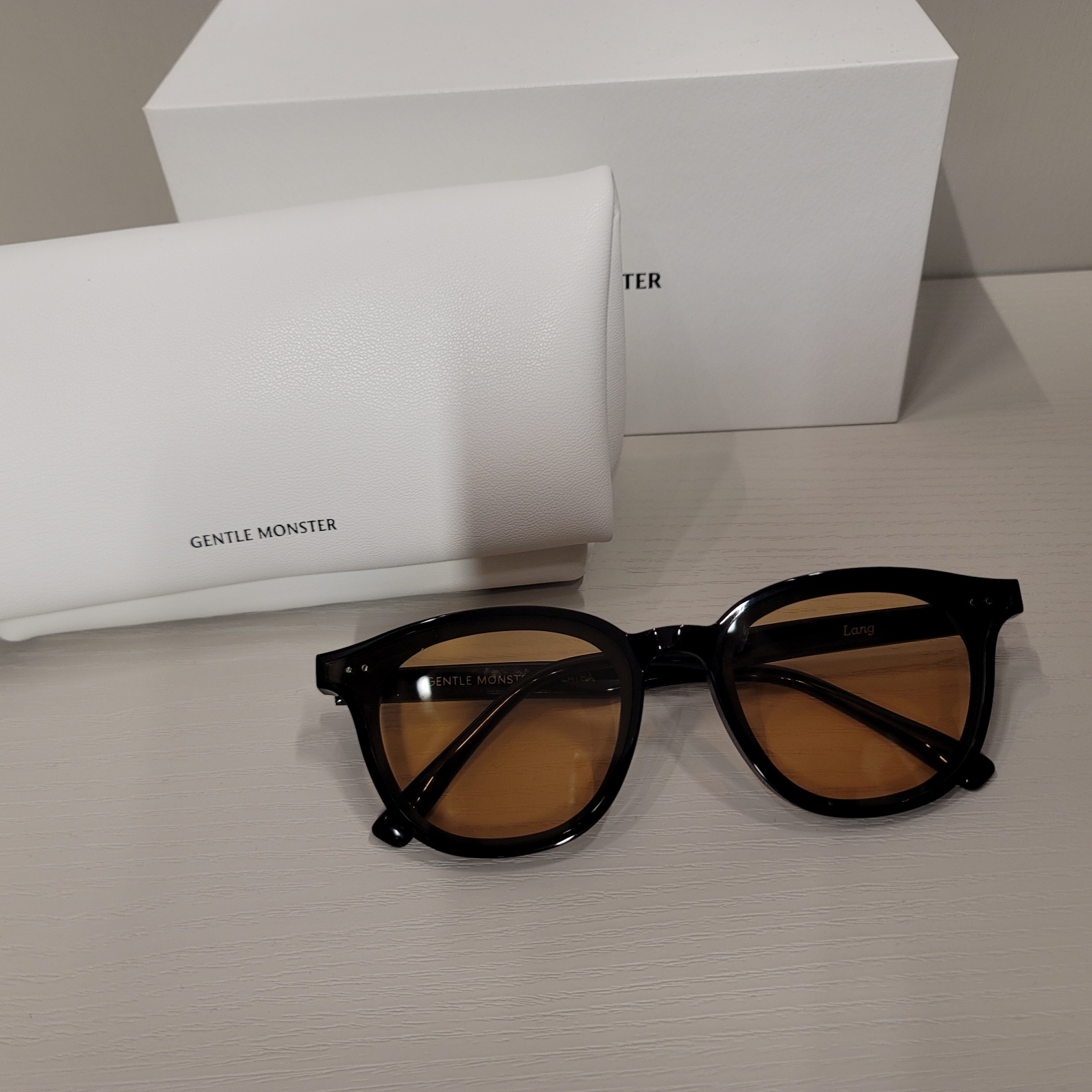 Gentle Monster Lilit 01 BR Black Brown 착용 스타일