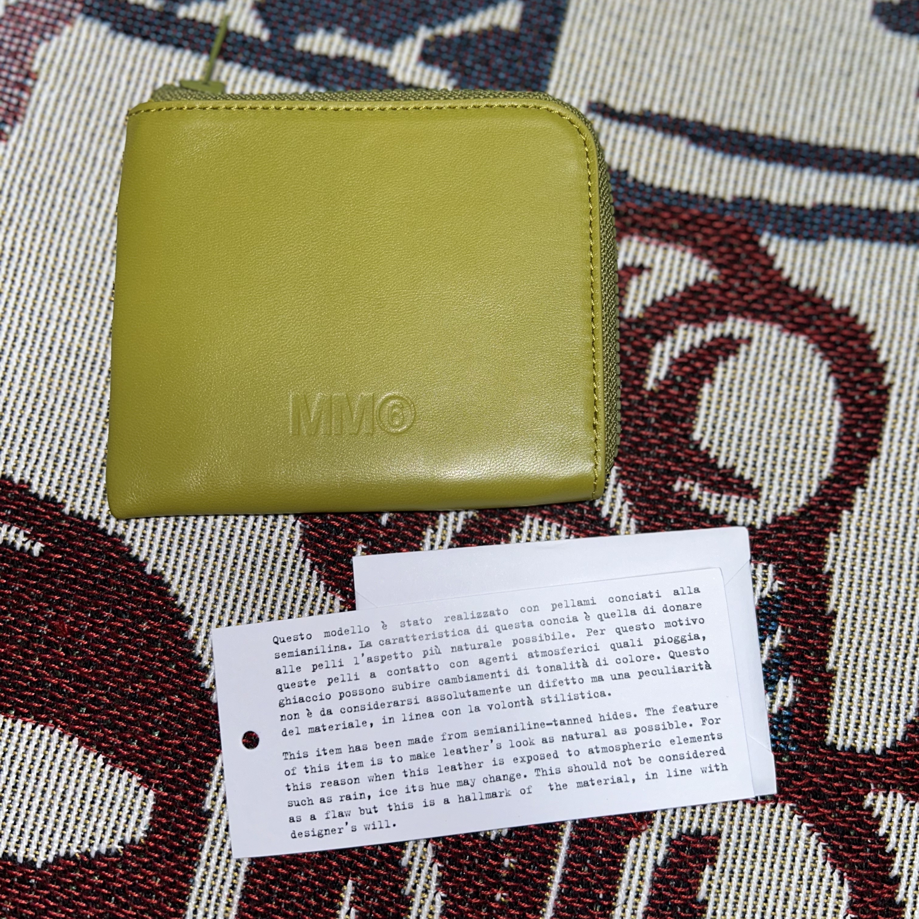 MM6 Maison Margiela Zip Around Leather Wallet Green Glow 착용 스타일 - 1