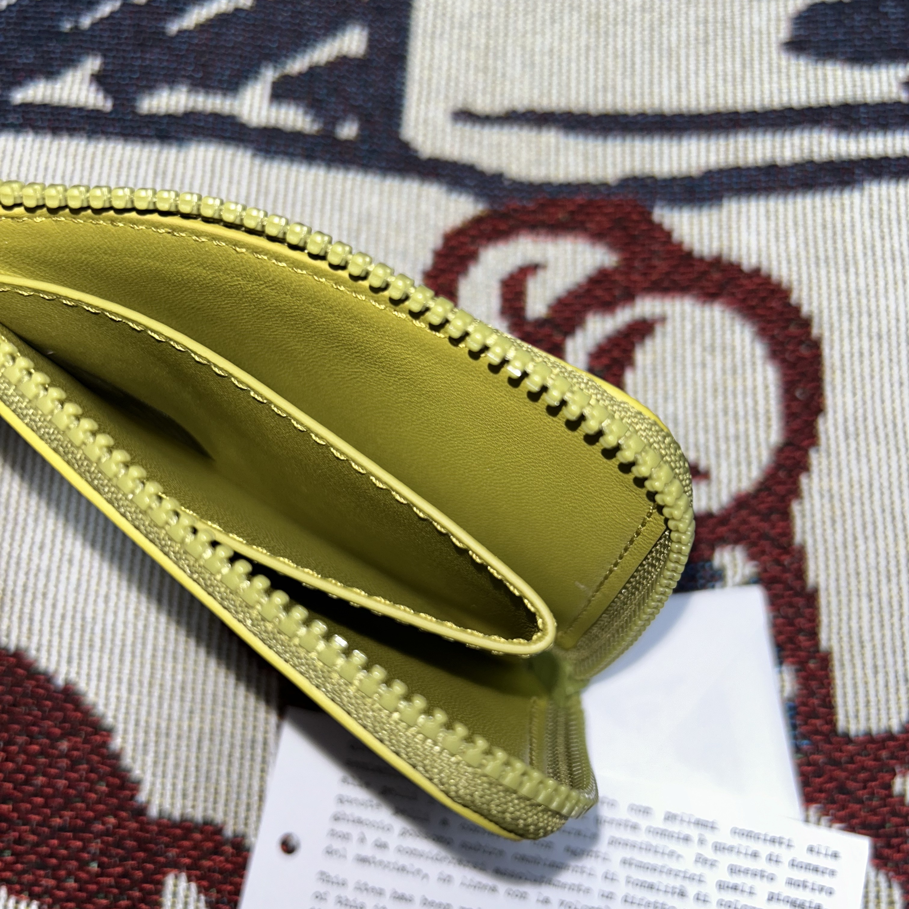 MM6 Maison Margiela Zip Around Leather Wallet Green Glow 착용 스타일 - 3