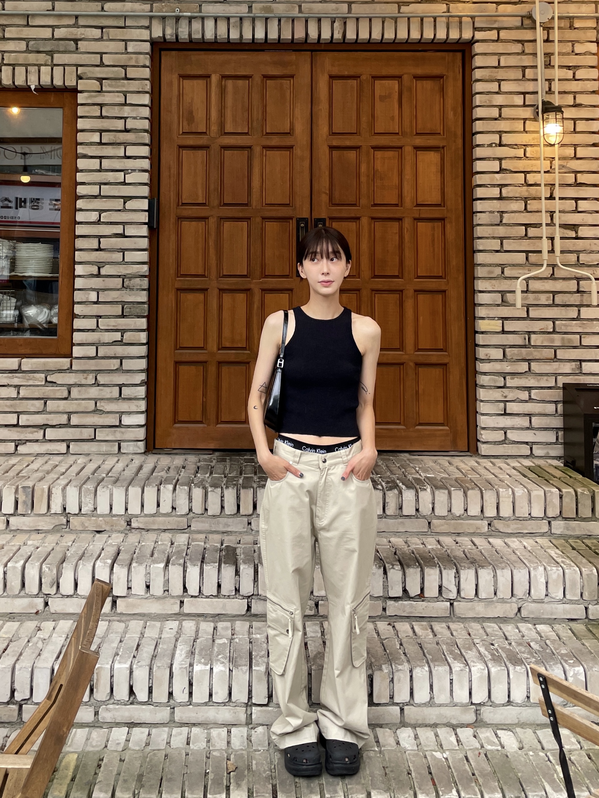 (W) Crocs Classic Platform Clog Black, Prada Cleo Brushed Leather Shoulder Bag Black 착용 스타일 - 5