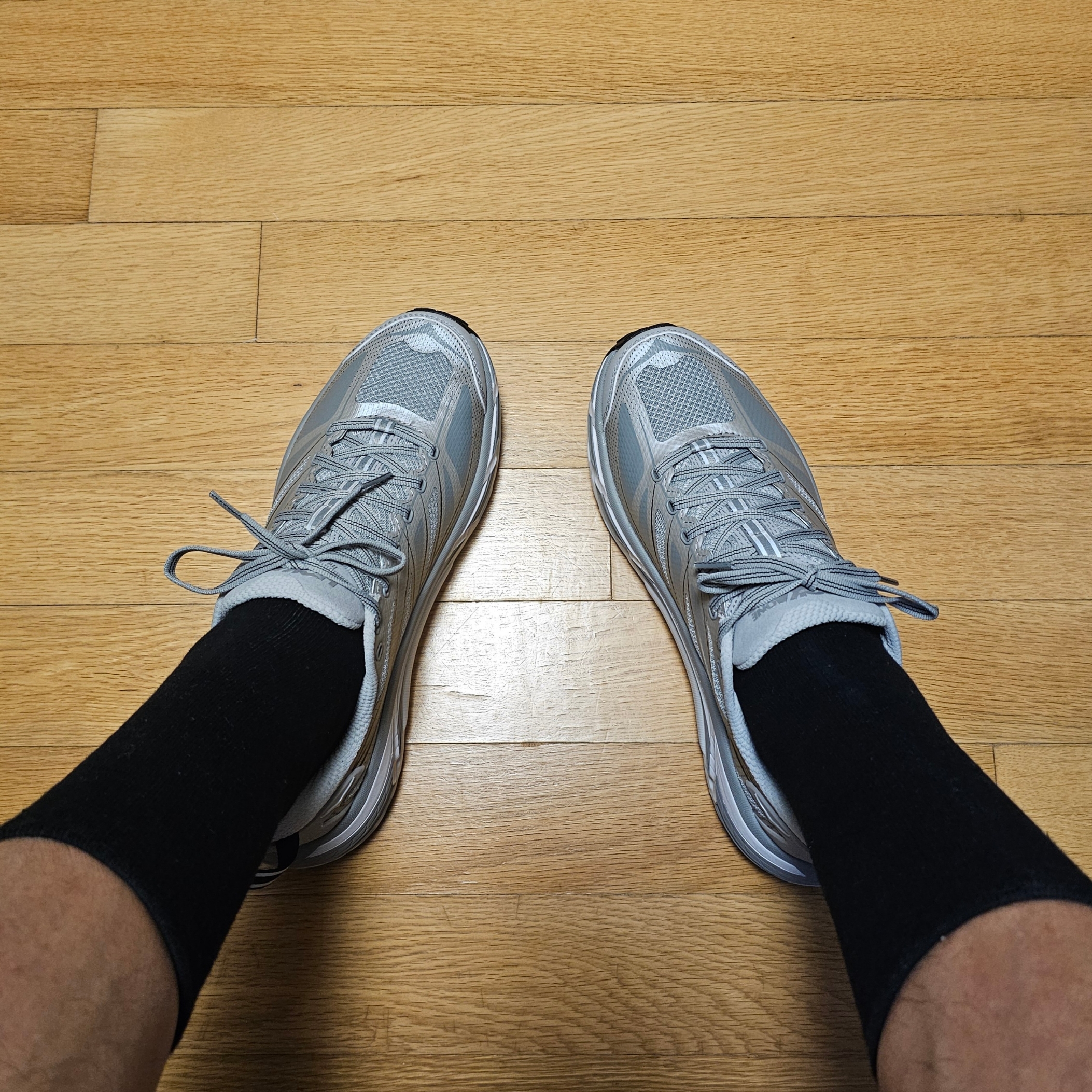 Hoka Mafate Speed 2 Stellar Grey Galactic Grey 착용 스타일 - 1