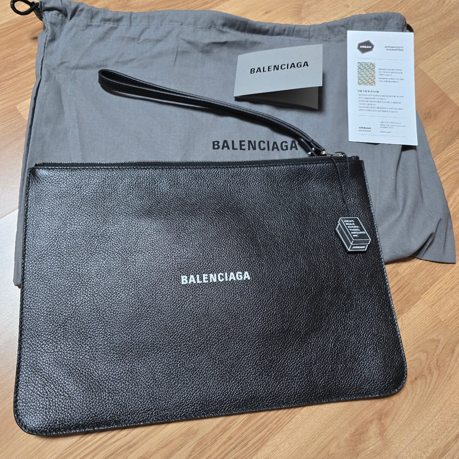 Balenciaga Cash Pouch Black 착용 스타일