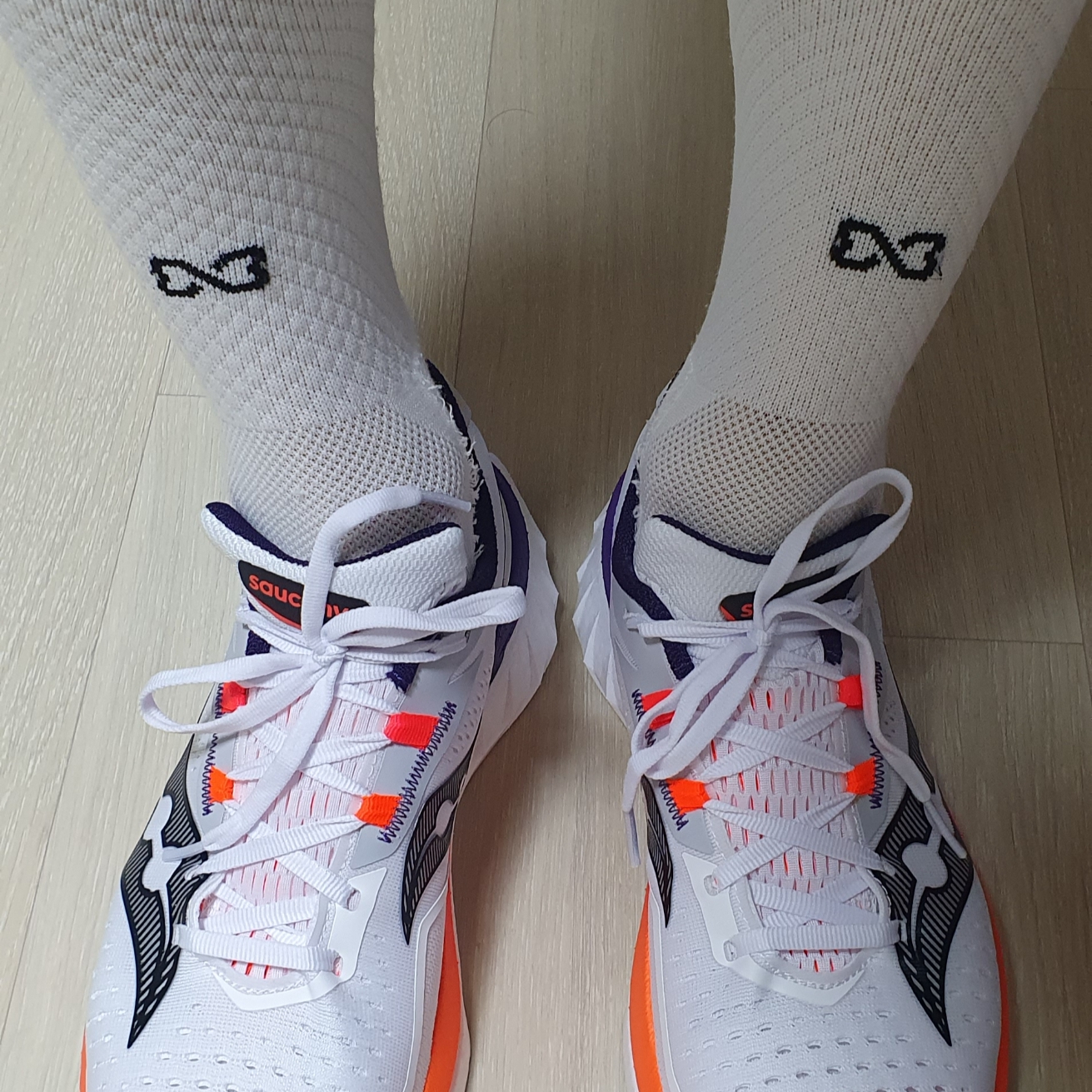 Saucony Endorphin Speed 4 White Viziorange 착용 스타일 - 1