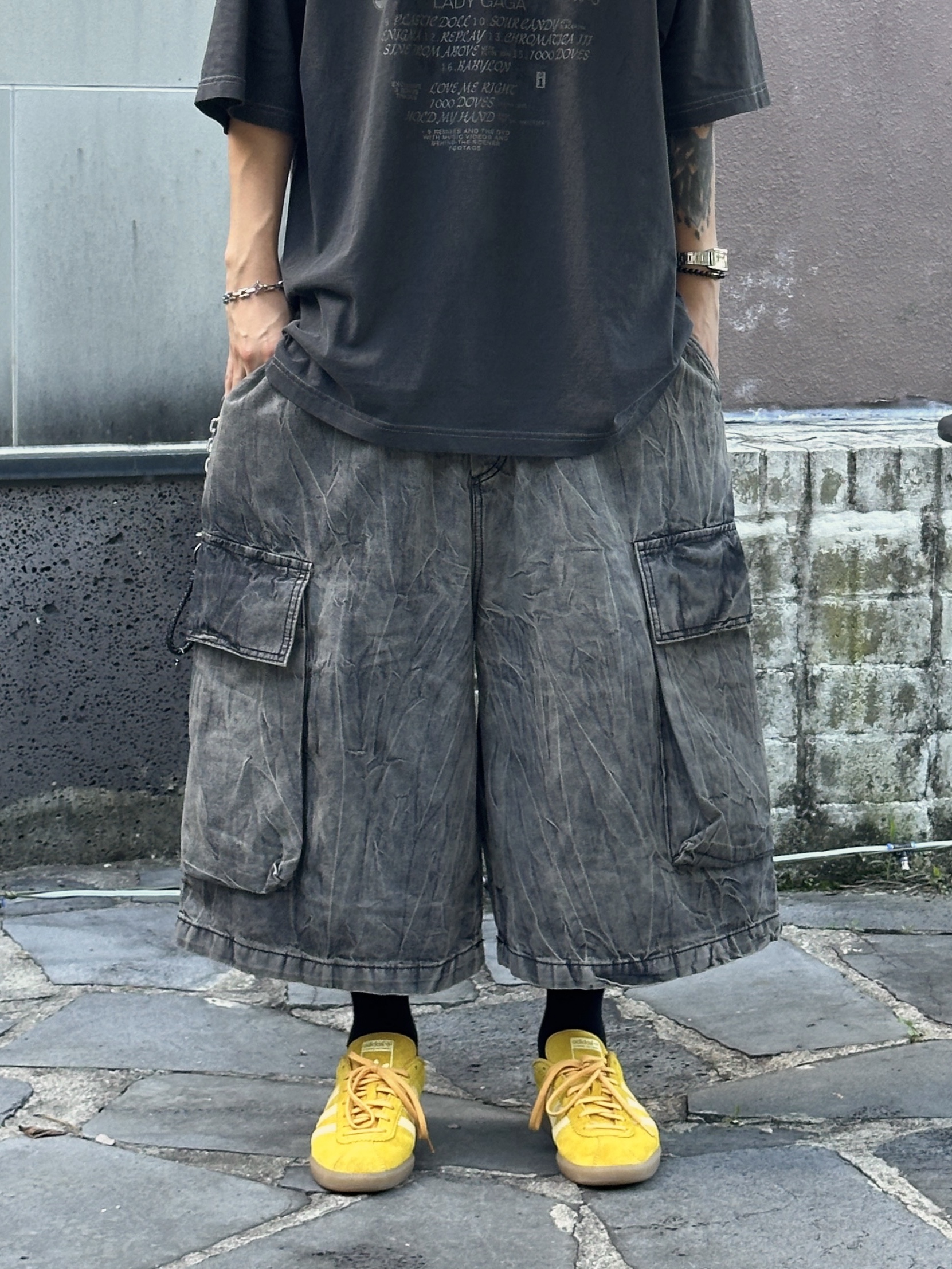 Adidas Bermuda Bold Gold 착용 스타일 - 4