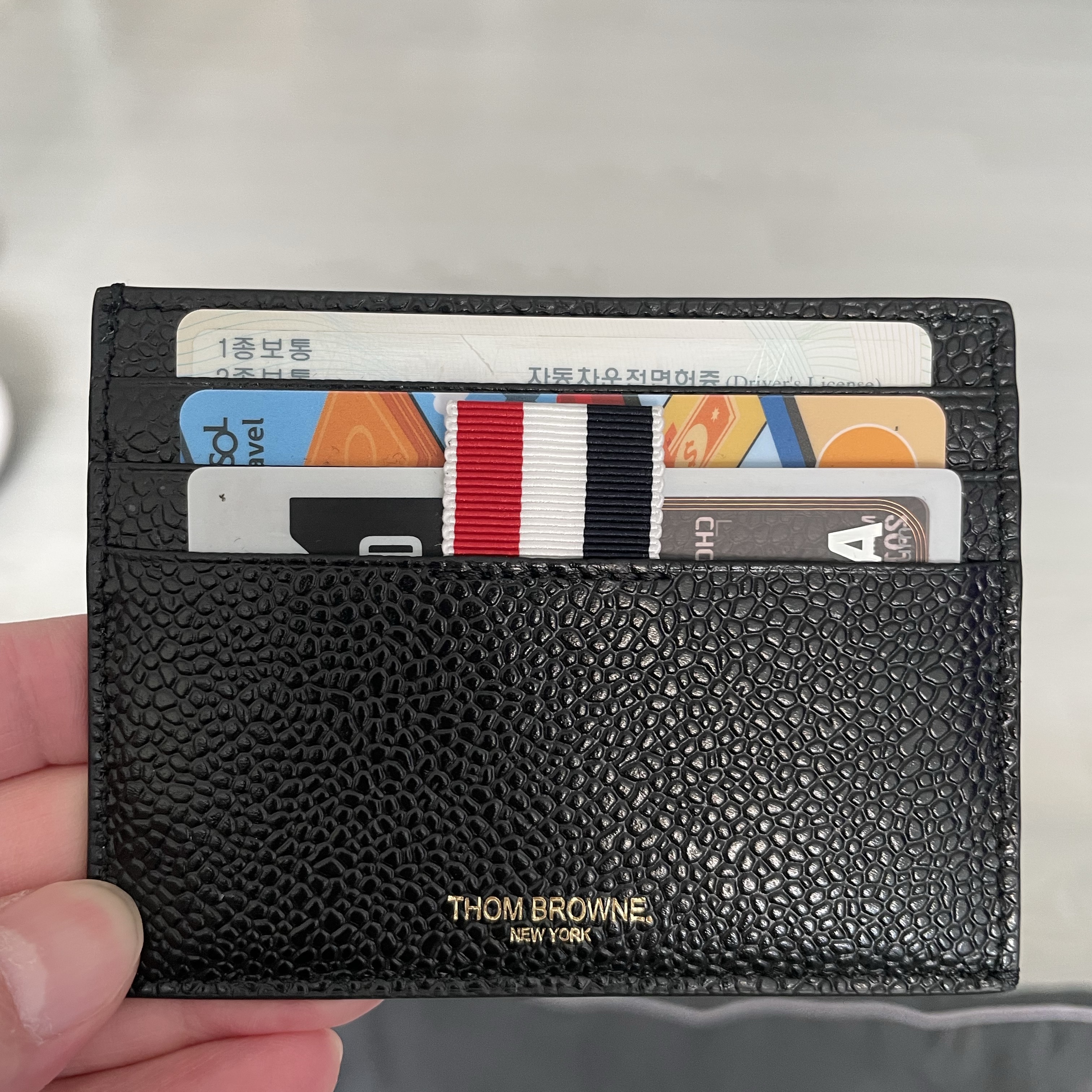 Thom Browne Pebble Grain Leather Stripe Note Compartment Card Holder Black 착용 스타일
