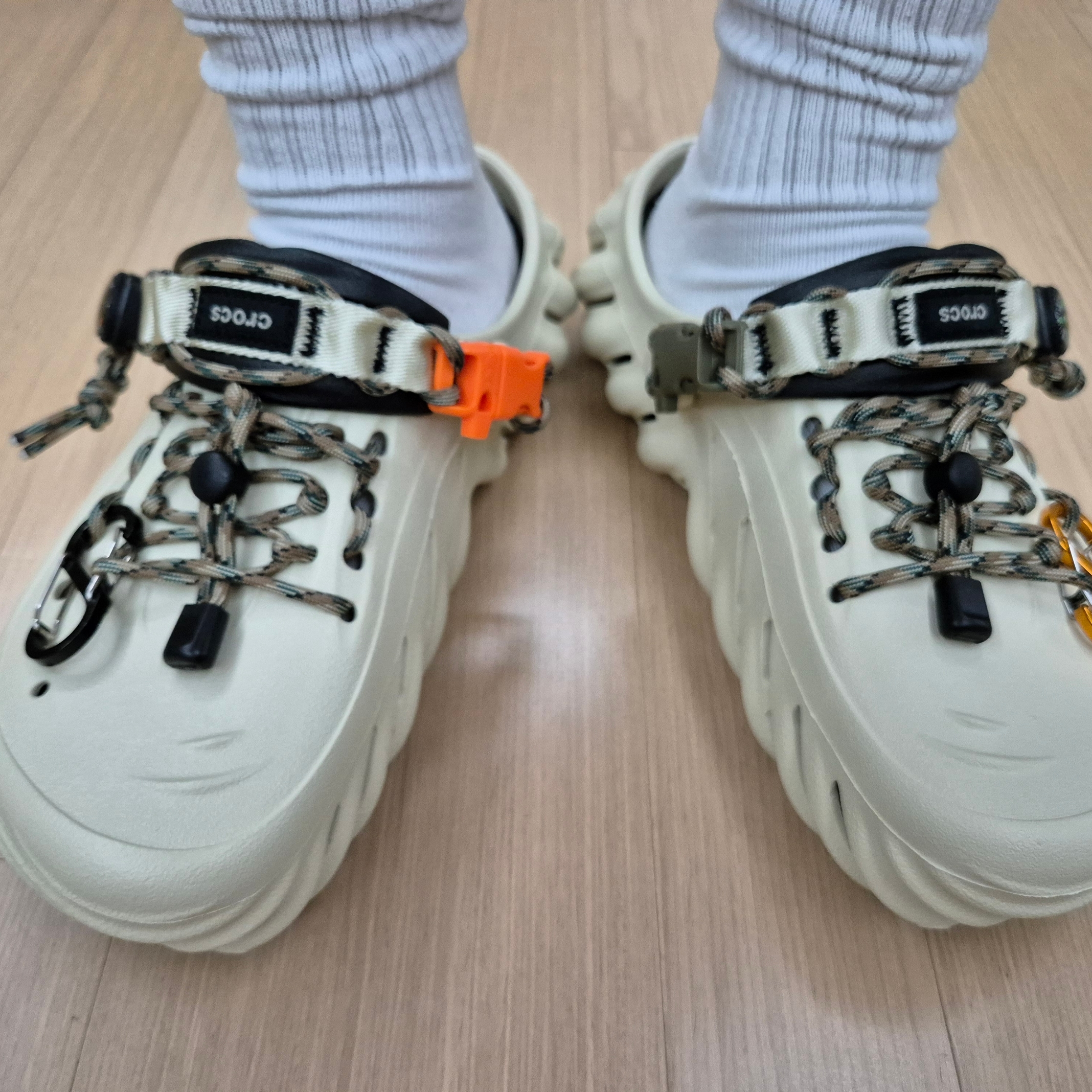 Crocs Echo Clog Bone Black 착용 스타일 - 2