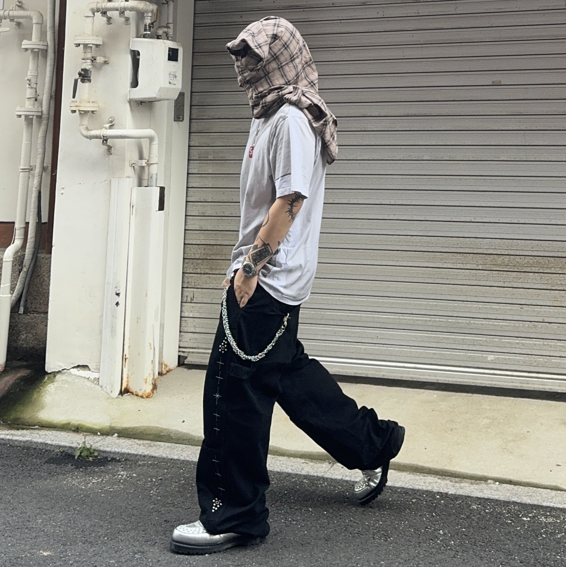 Dr. Martens x Supreme Ramsey Creeper Silver, Supreme x MM6 Maison Margiela Box Logo T-Shirt White - 24SS 착용 스타일 - 1