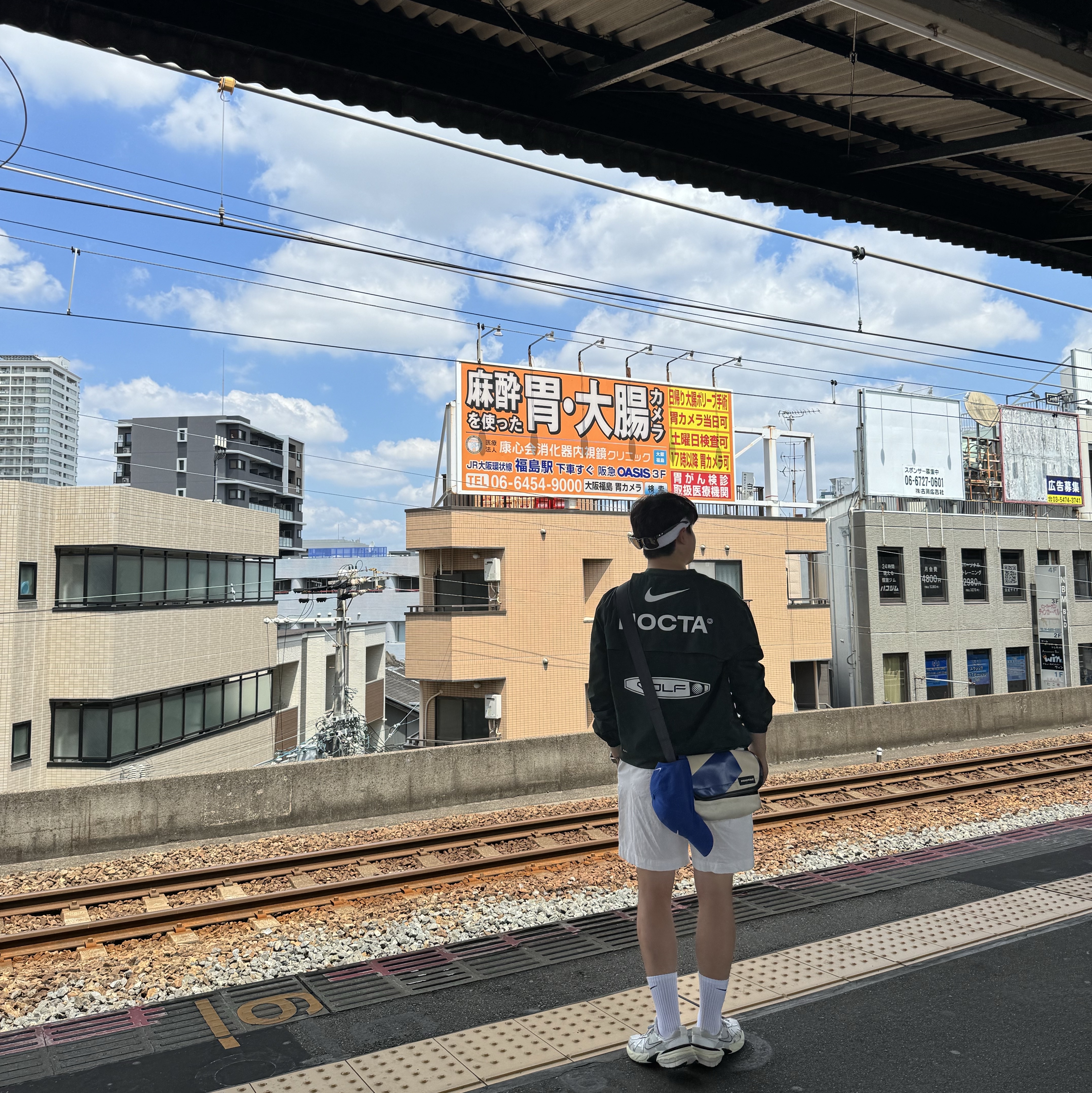 Nike x Drake Nocta Golf Crewneck Top Green - Asia, Nike V2K Run Summit White Metallic Silver 착용 스타일 - 3