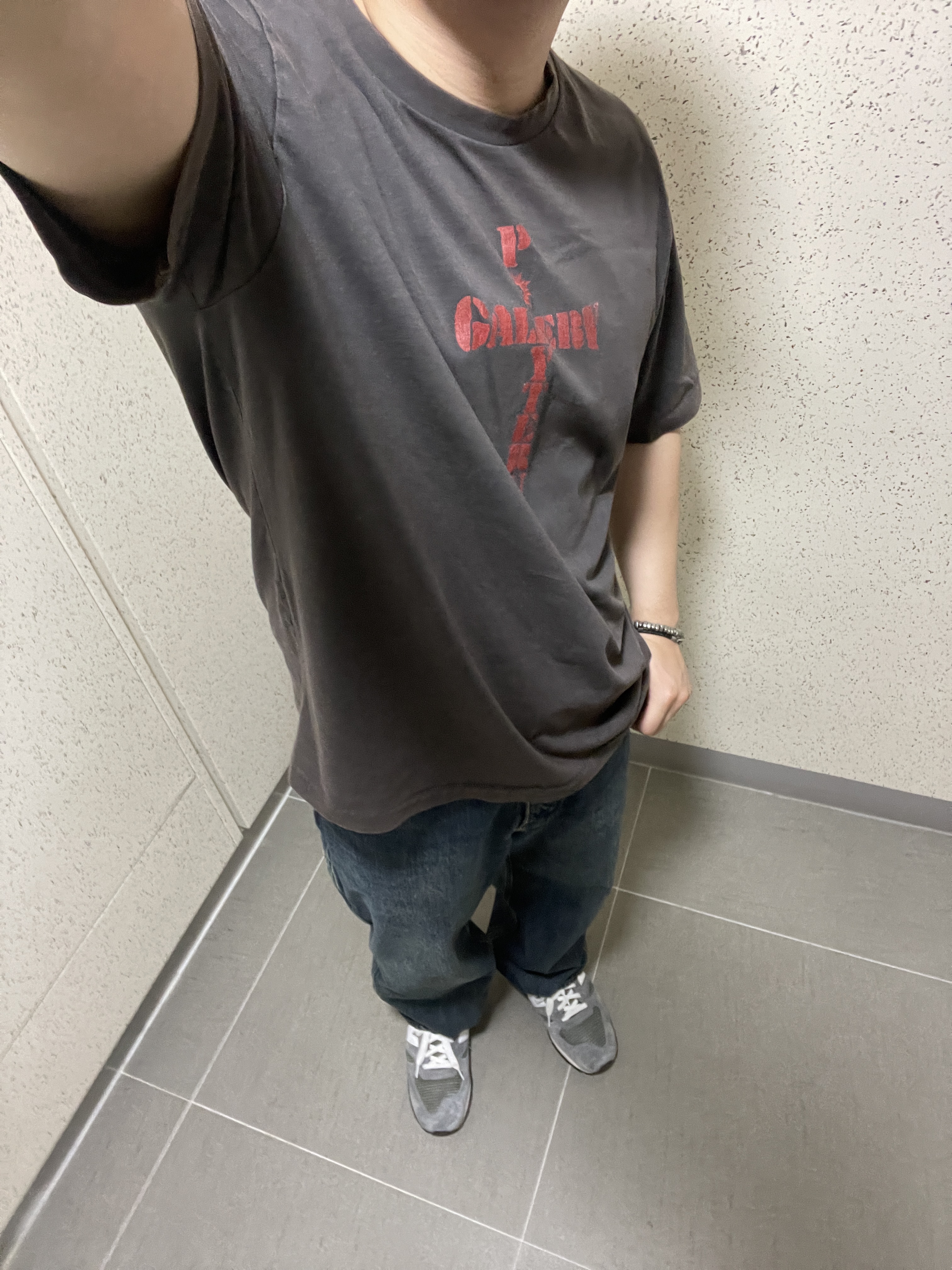 New Balance 990v1 Made in USA Grey White, Polyteru 1011 1/2 Graphic T Shirt 'Cross Tee' Washed Charcoal Brown 착용 스타일 - 1