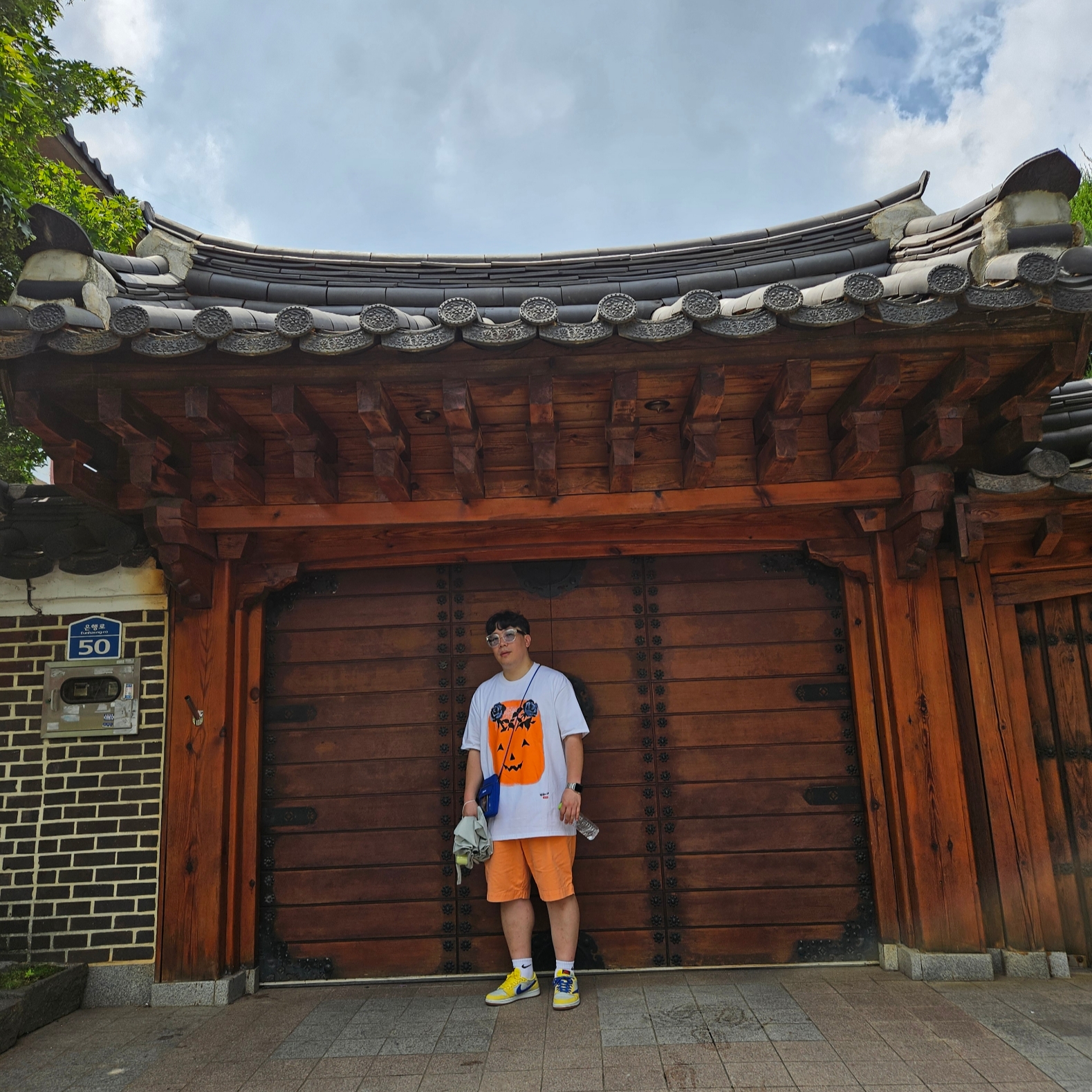 (W) Jordan 1 x Travis Scott Retro Low OG SP Canary, Supreme x Yohji Yamamoto Pumpkin T-Shirt White - 22FW 착용 스타일 - 2