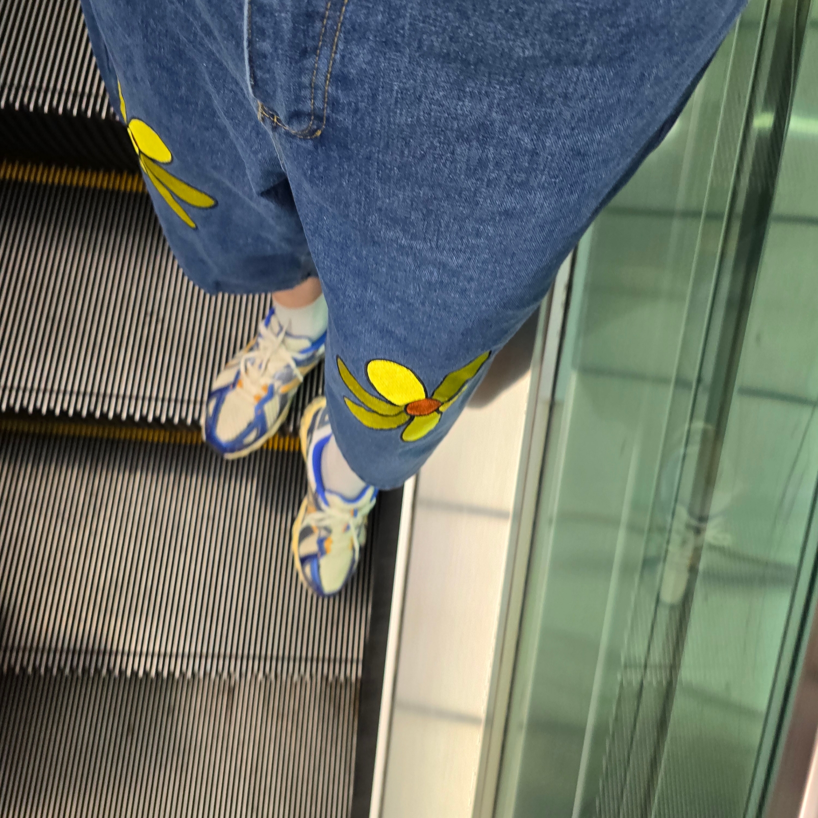 New Balance x Yeseyesee ML610 Atlantic Blue Varsity Gold 착용 스타일 - 3