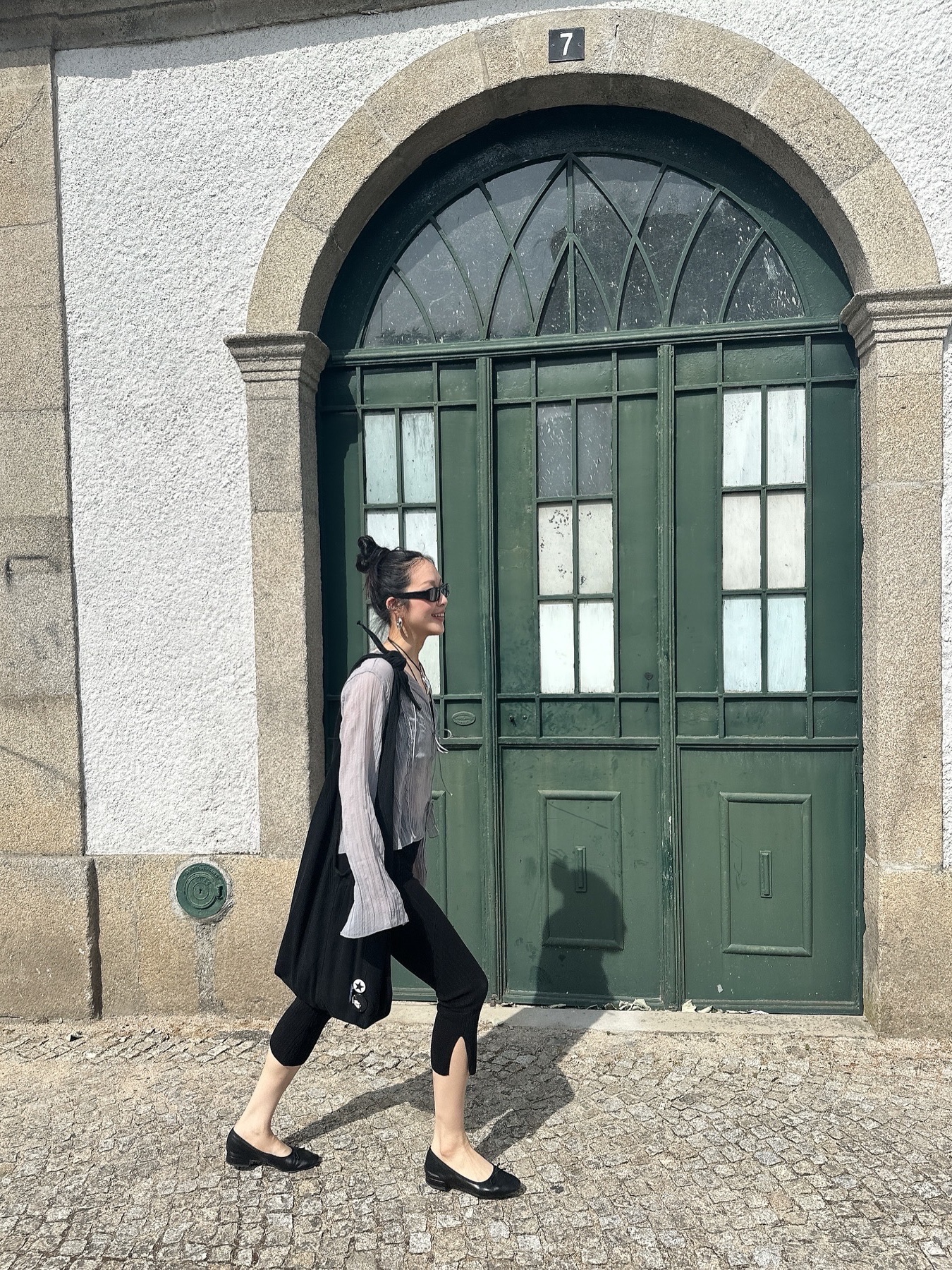 Suade Tsuno Bag Olive, Suade Tsuno Bag Black 착용 스타일