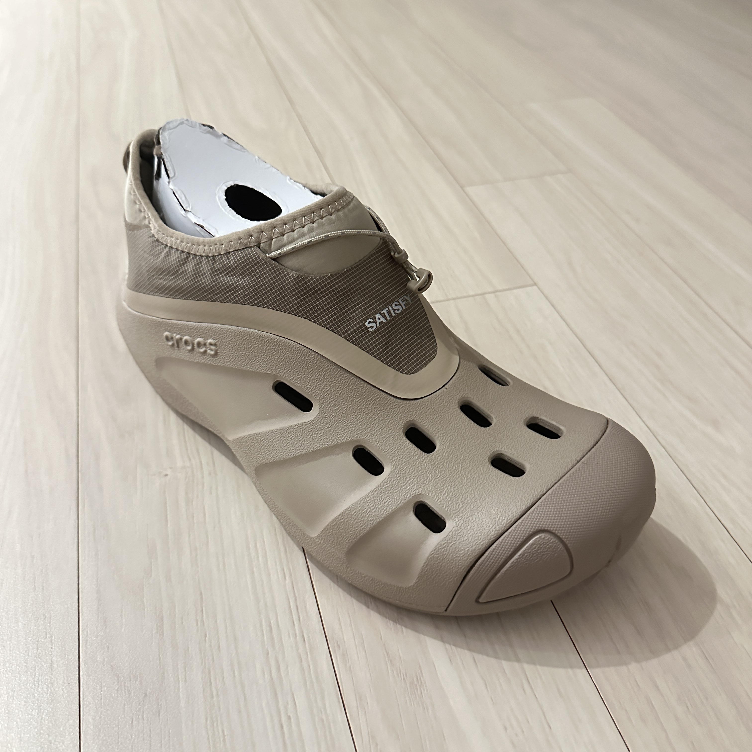 Crocs x Satisfy Quick Trail Low Brown 착용 스타일