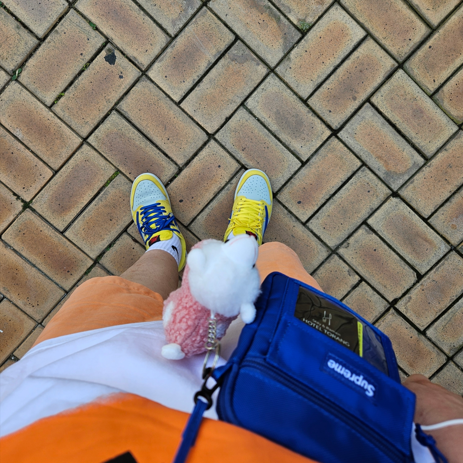 (W) Jordan 1 x Travis Scott Retro Low OG SP Canary, Supreme x Yohji Yamamoto Pumpkin T-Shirt White - 22FW 착용 스타일 - 4