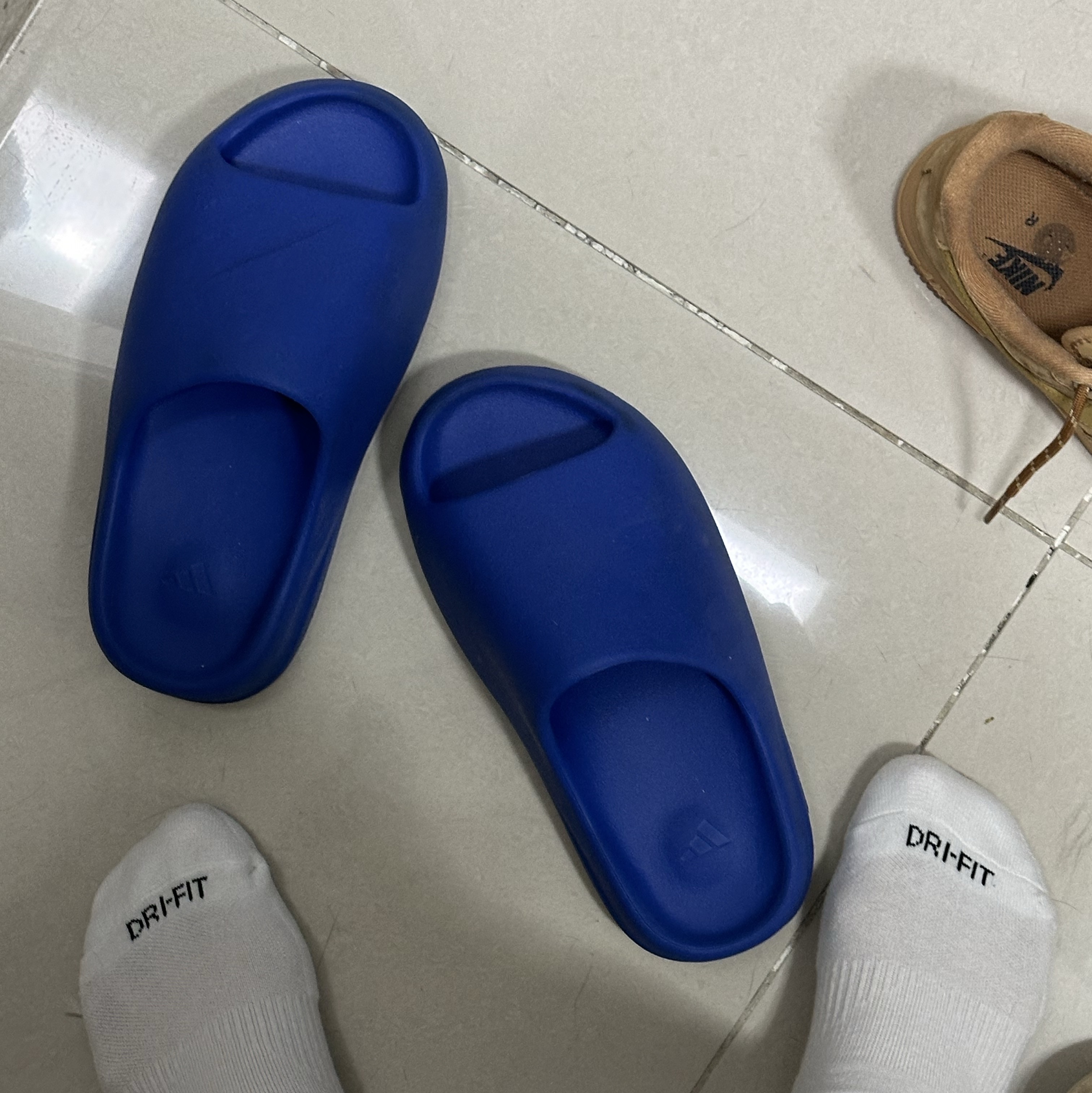 Nike x Stussy Everyday Plus Cushioned Crew Socks White (3 Pack), Adidas Yeezy Slide Azure 착용 스타일 - 2