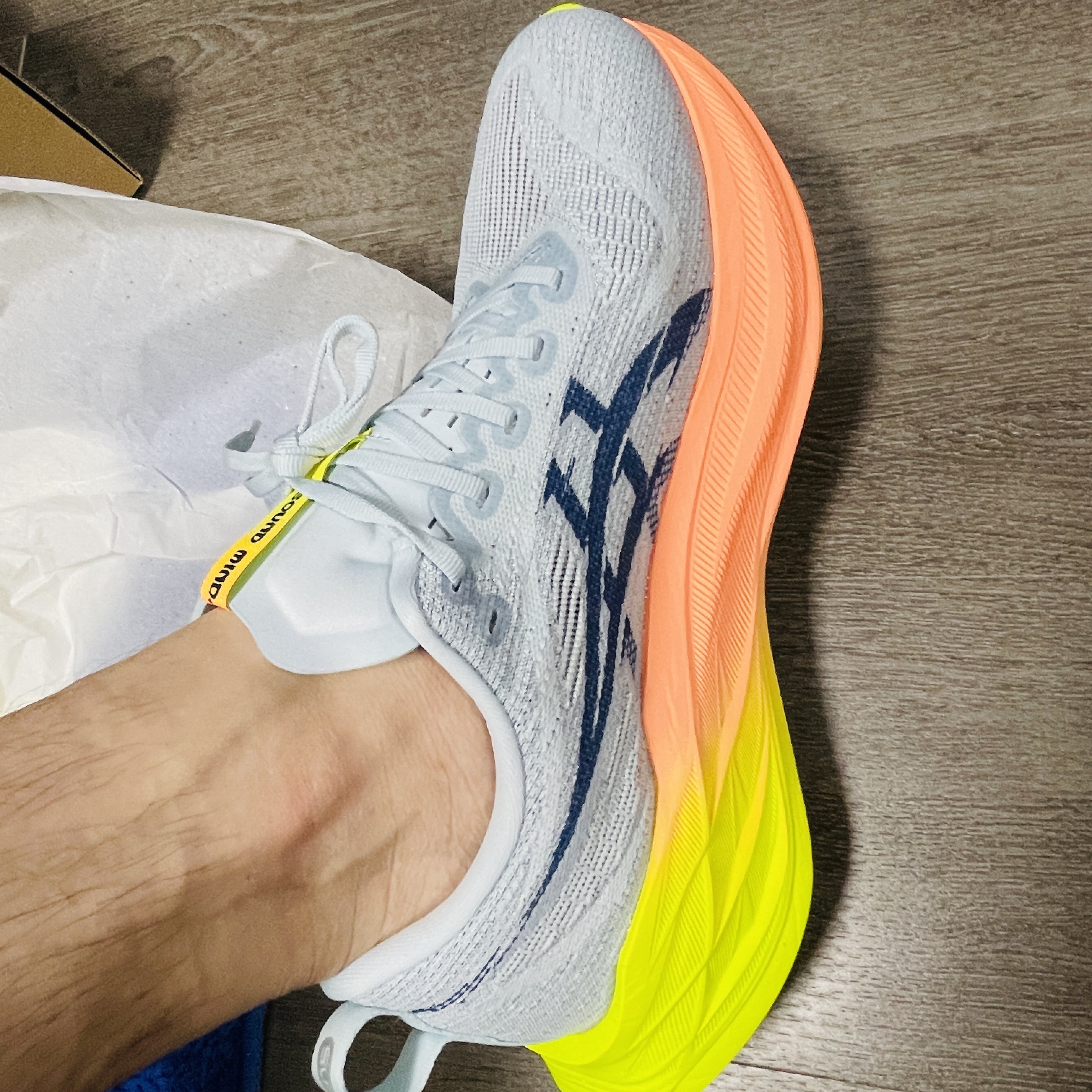 Asics Superblast 2 Paris Cool Grey Safety Yellow 착용 스타일 - 1