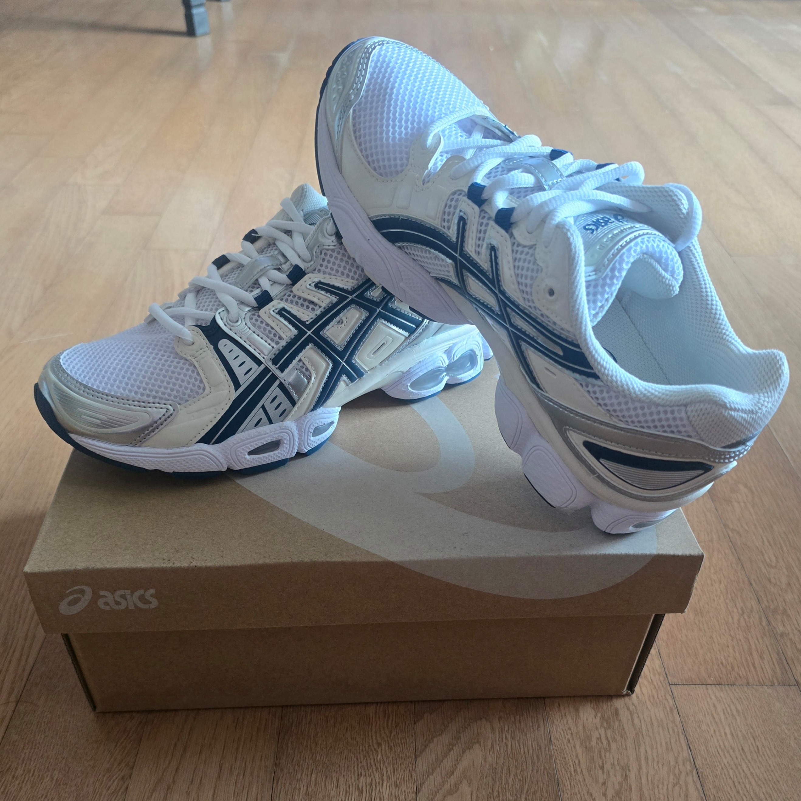 (W) Asics Gel-Nimbus 9 White Light Indigo 착용 스타일