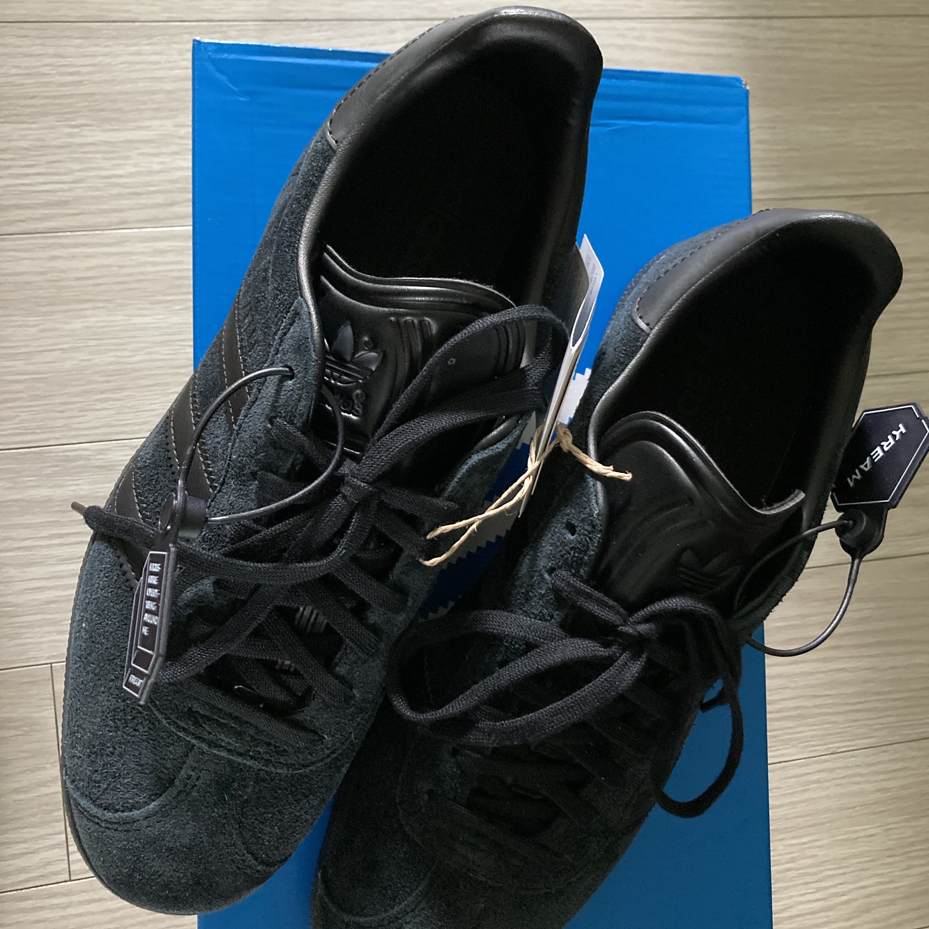 Adidas Gazelle Triple Black 착용 스타일 - 1
