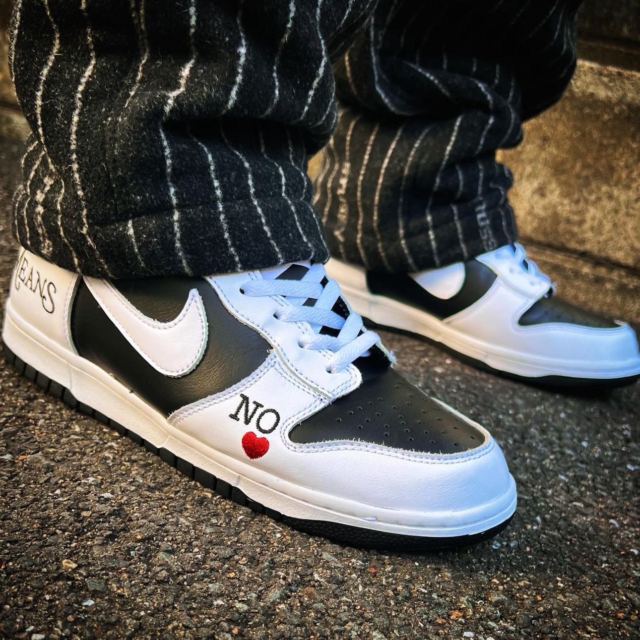 Nike x Supreme SB Dunk High OG QS By Any Means Black White 착용 스타일 - 1