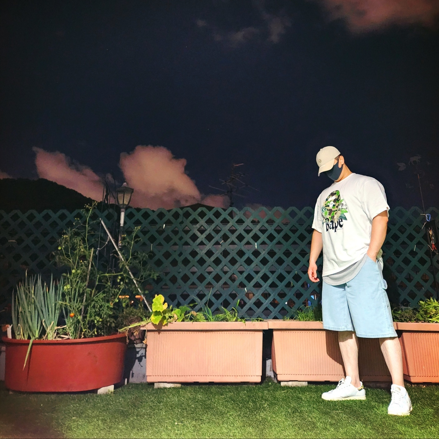 AAPE Now Cap Beige Grey, BAPE Flora Big Ape Head Relaxed Fit T-Shirt White 착용 스타일 - 1