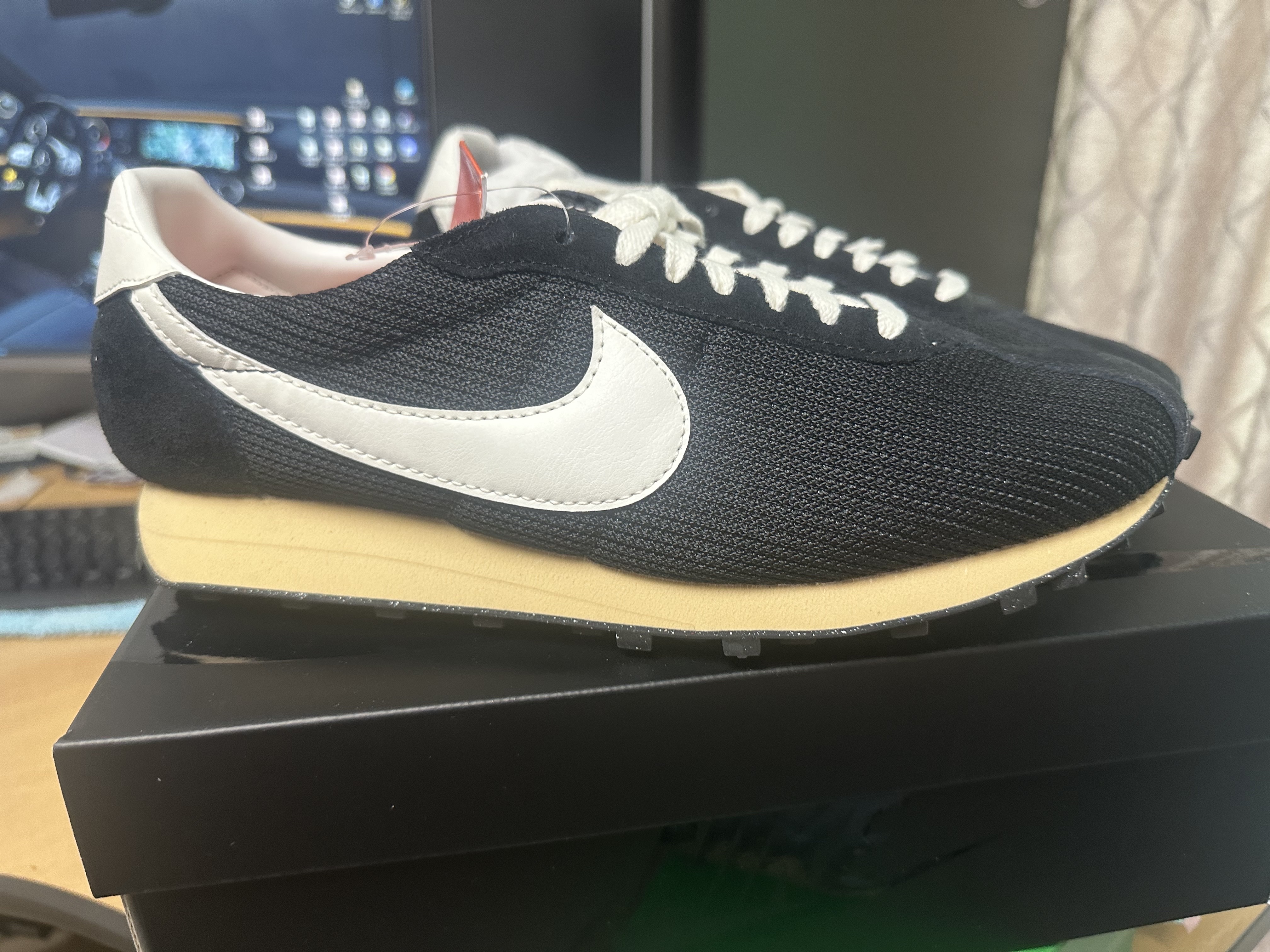 Nike LD-1000 SP Black and Sail 착용 스타일