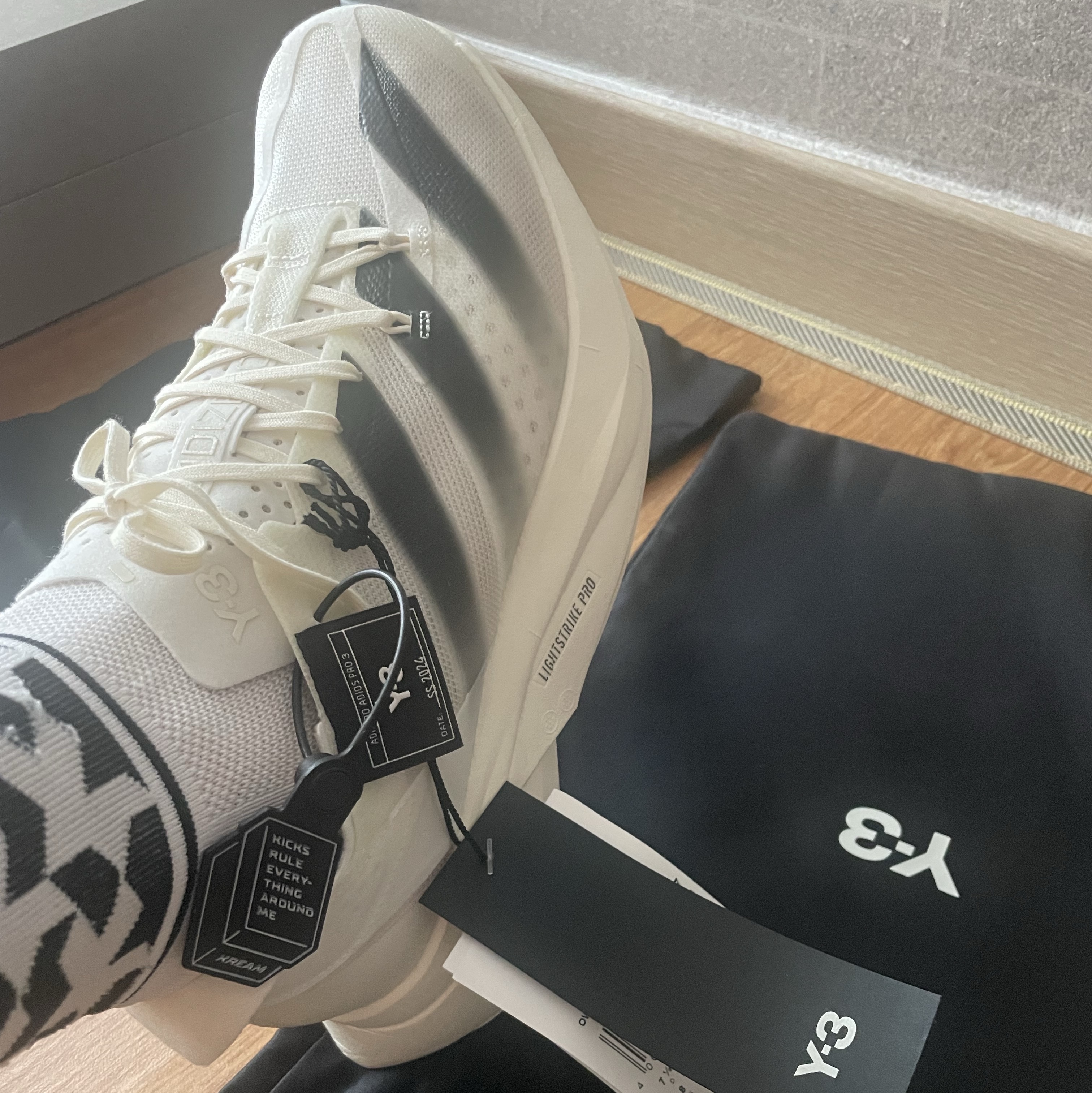 Y-3 Adios Pro 3.0 Off White Black 착용 스타일 - 2