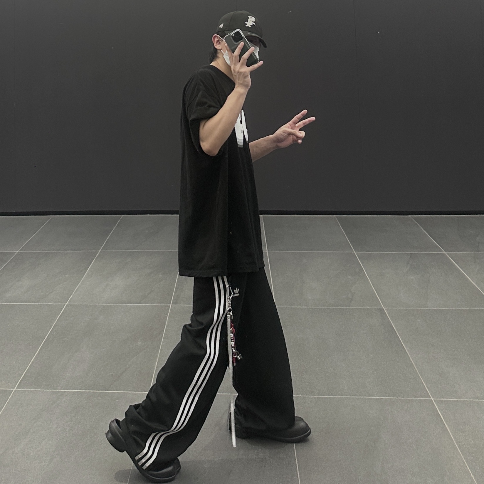 (W) Adidas Primeblue Relaxed Wide Leg Pants Black - US Sizing, (W) Adidas Primeblue Relaxed Wide Leg Pants Black - KR Sizing 착용 스타일 - 2