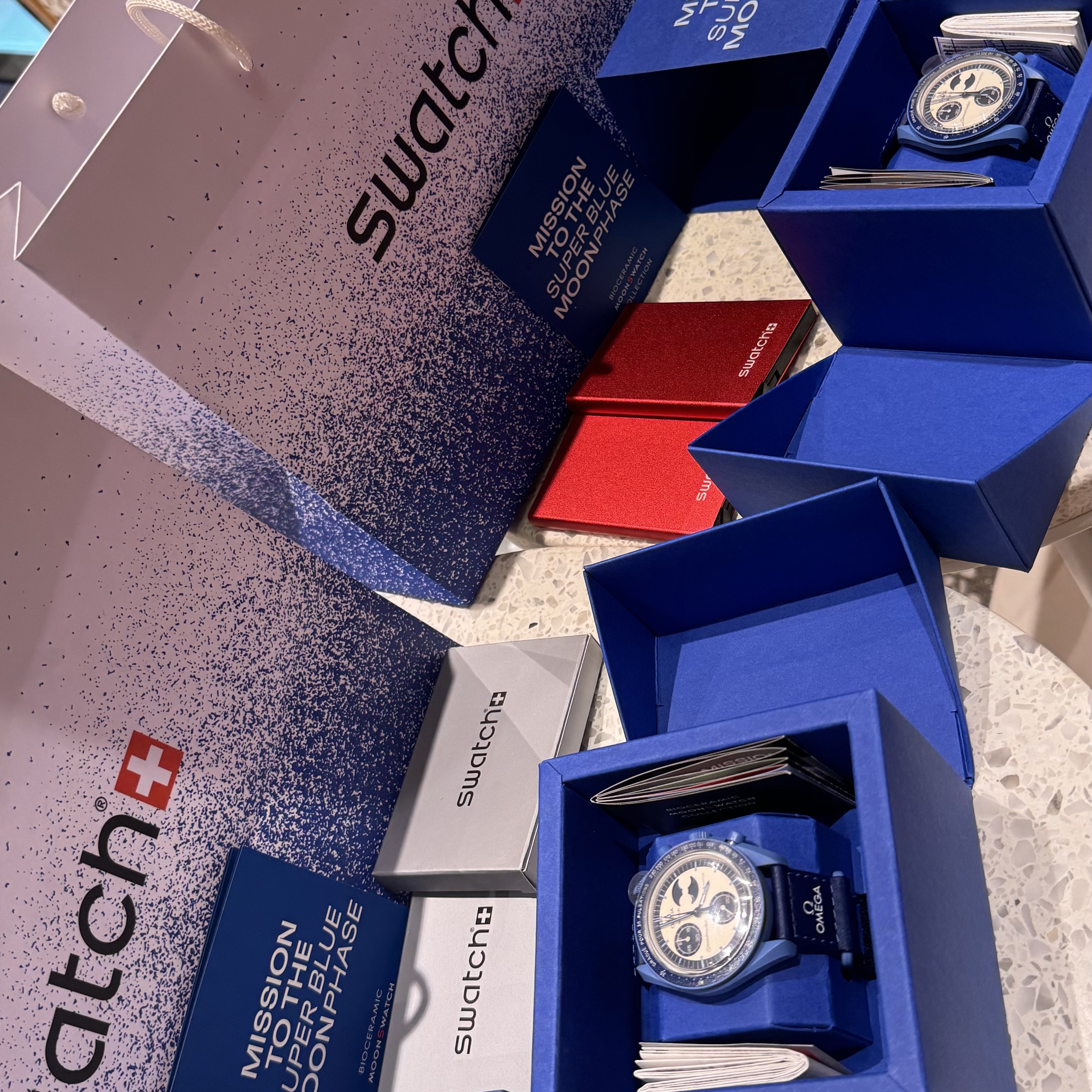 Swatch x Omega Bioceramic MoonSwatch Mission To The Super Blue Moonphase 착용 스타일