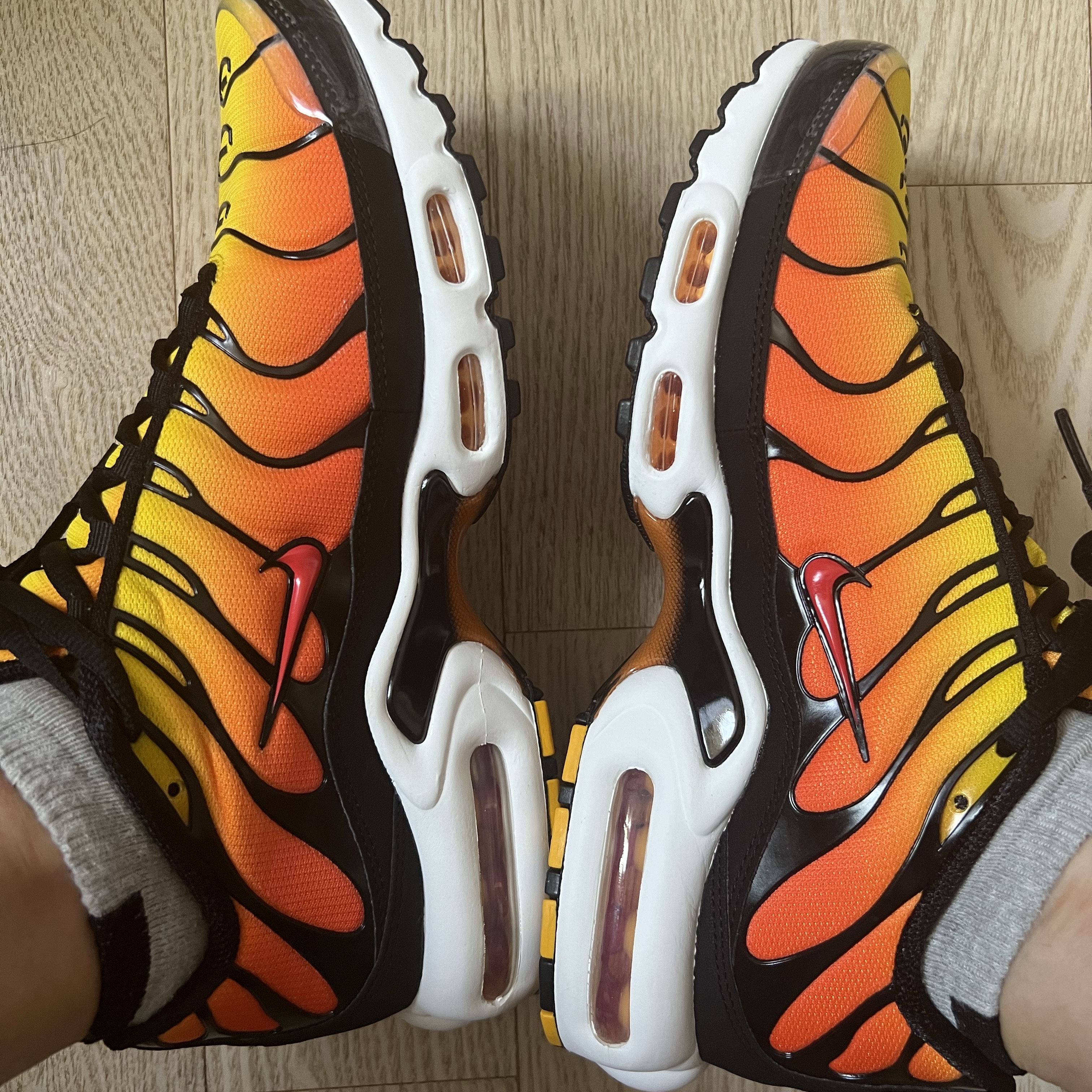 Nike Air Max Plus Bright Ceramic and Tour Yellow 착용 스타일 - 1