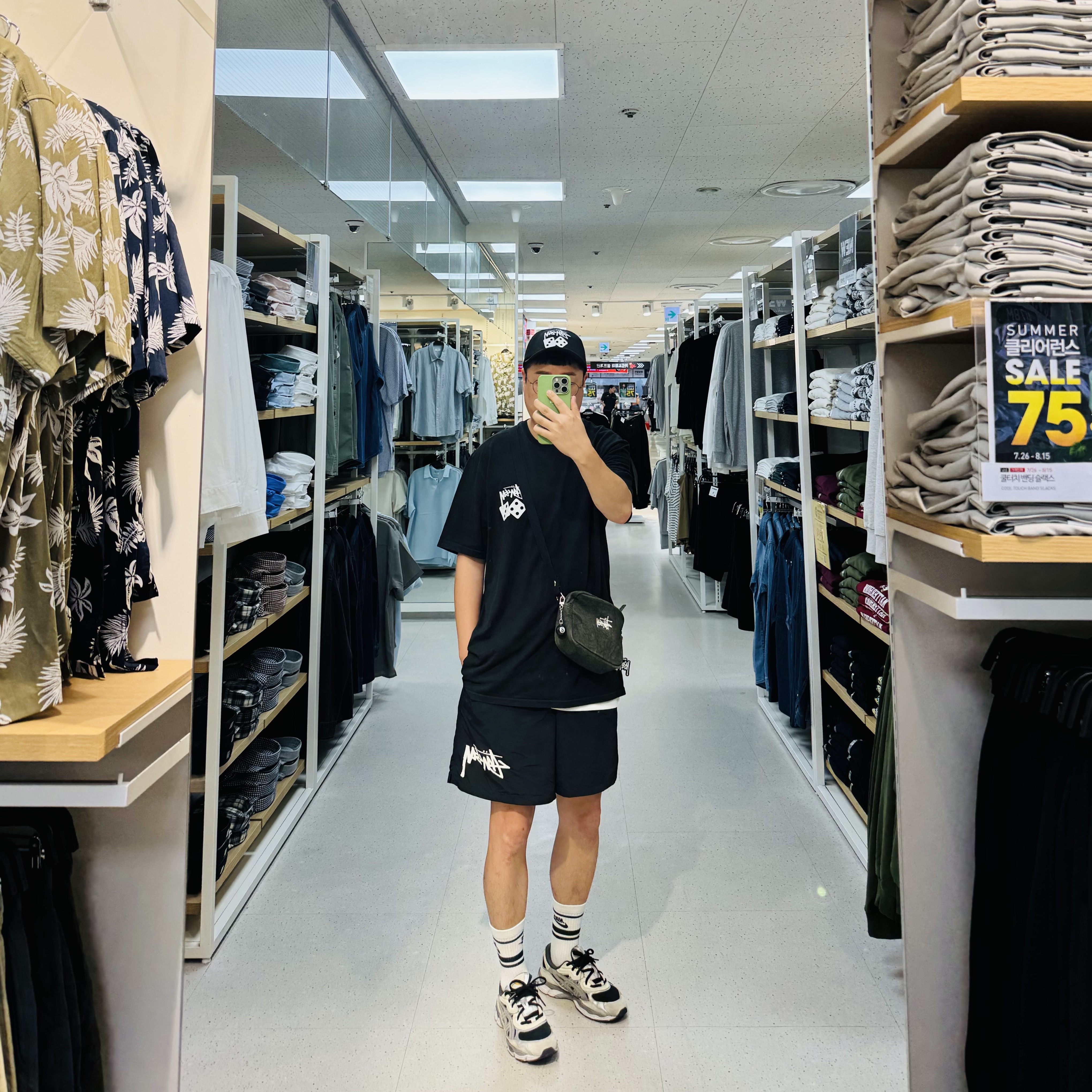 Stussy Low Profile Stock Dice Snapback Black, Stussy Dice Pigment Dyed T-Shirt Black 2021 착용 스타일 - 1
