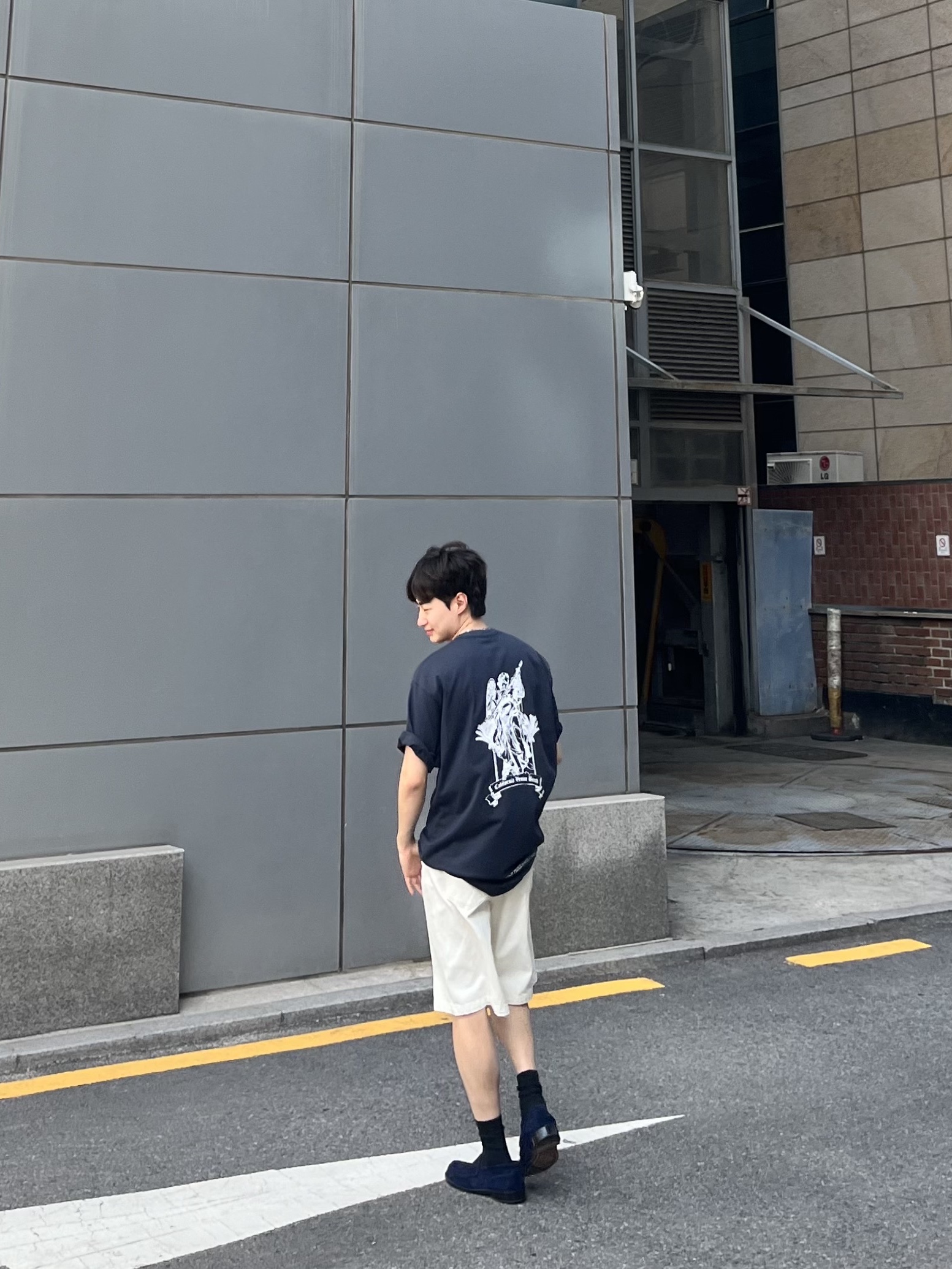 Iro Palmtree Graphic Semi Over Cotton T-Shirt Grey, Iro Palmtree Graphic Semi Over Cotton T-Shirt Beige 착용 스타일 - 3