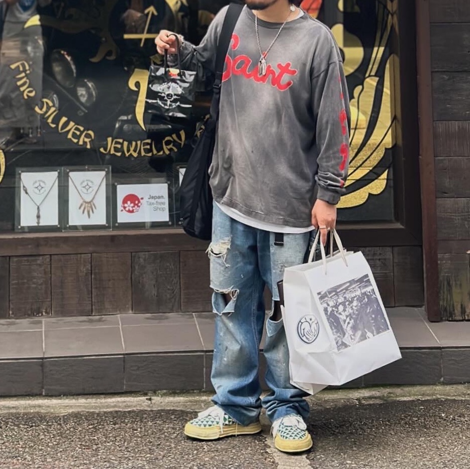 Saint Mxxxxxx Foot Print LS T-Shirt Black - 23AW, Saint Mxxxxxx x Born X Raised Born Saint Cap Blue - 24SS 착용 스타일 - 2