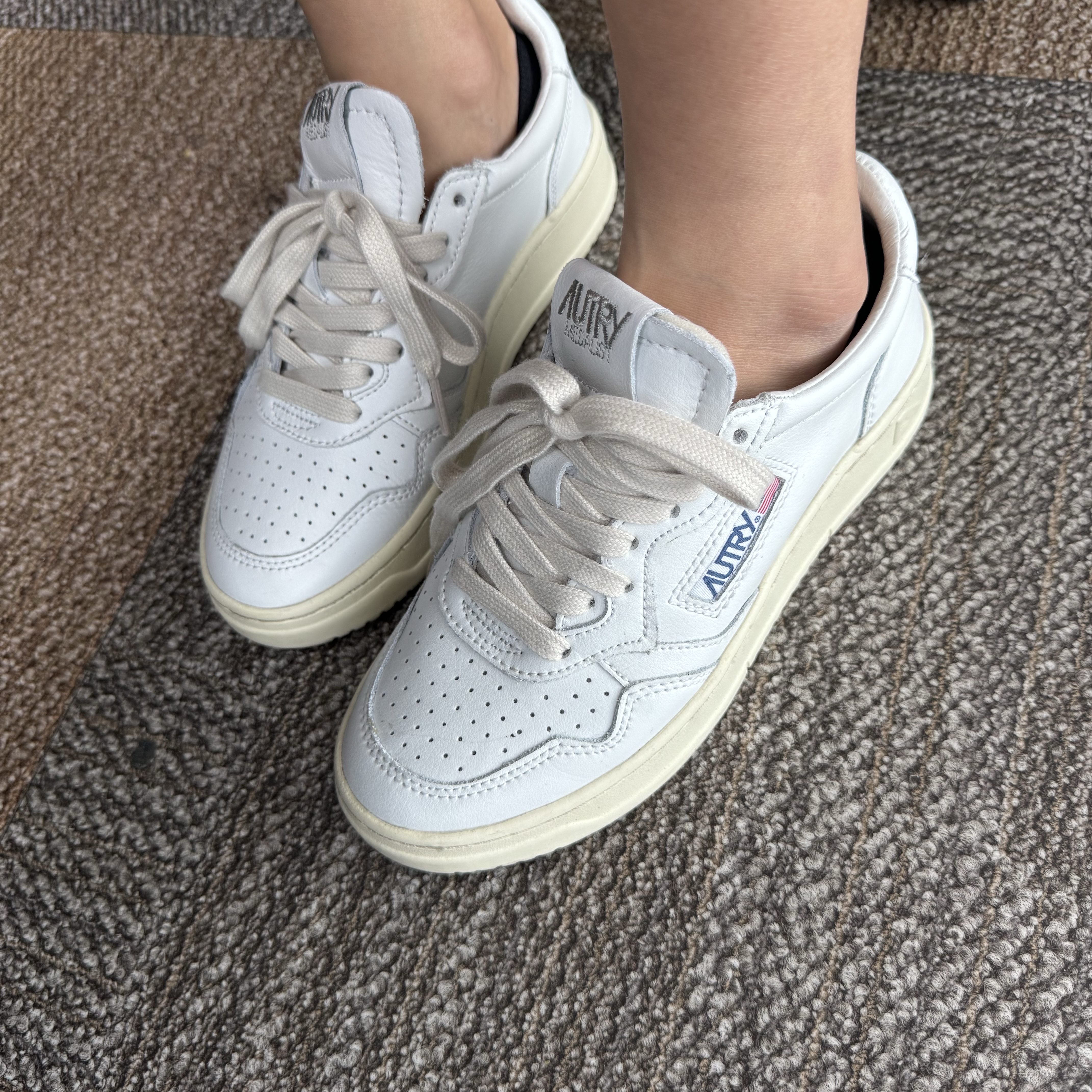 (W) Autry Medalist Low Leather Sneakers White 착용 스타일